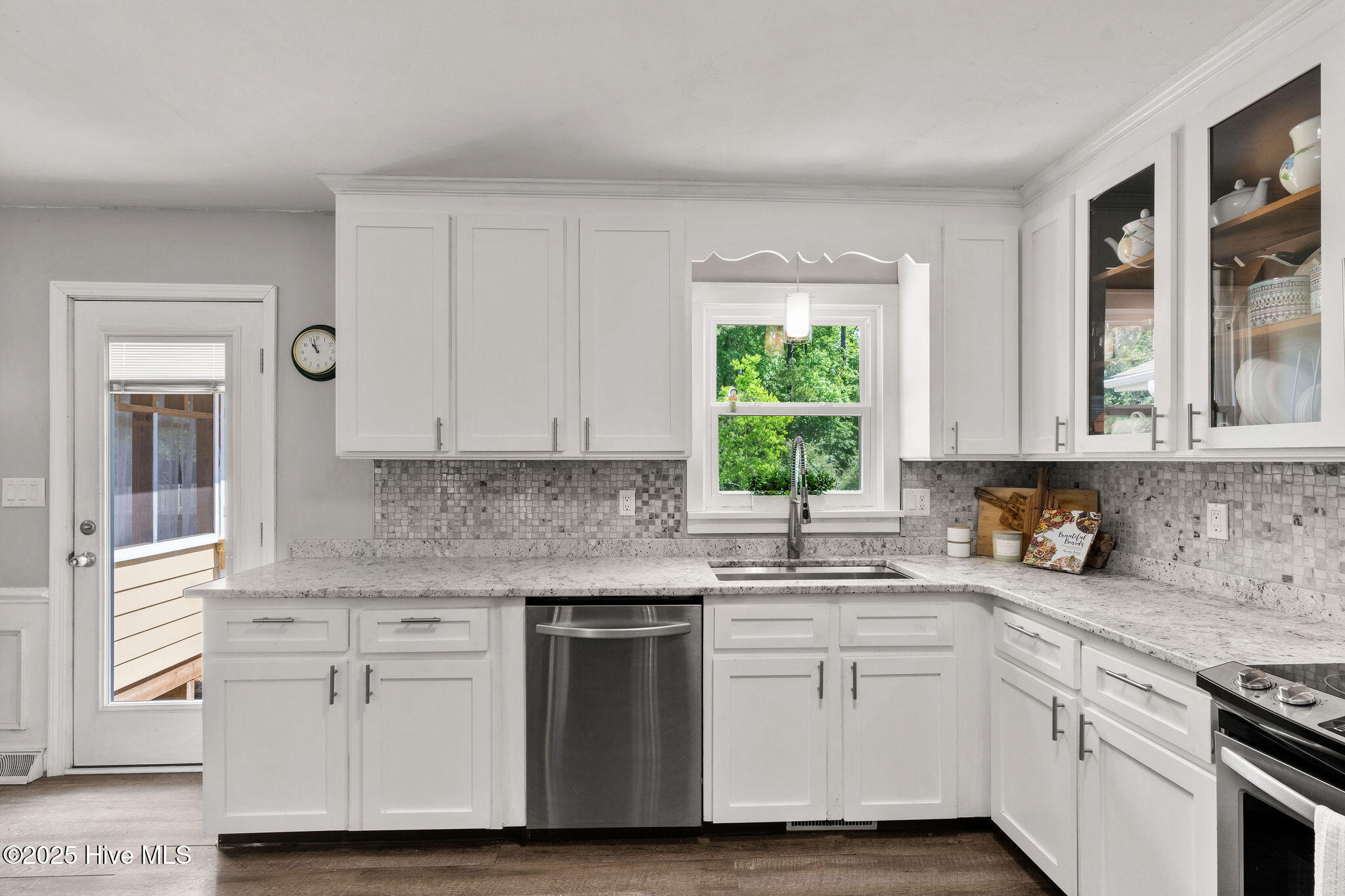 100556030 | Photo 29