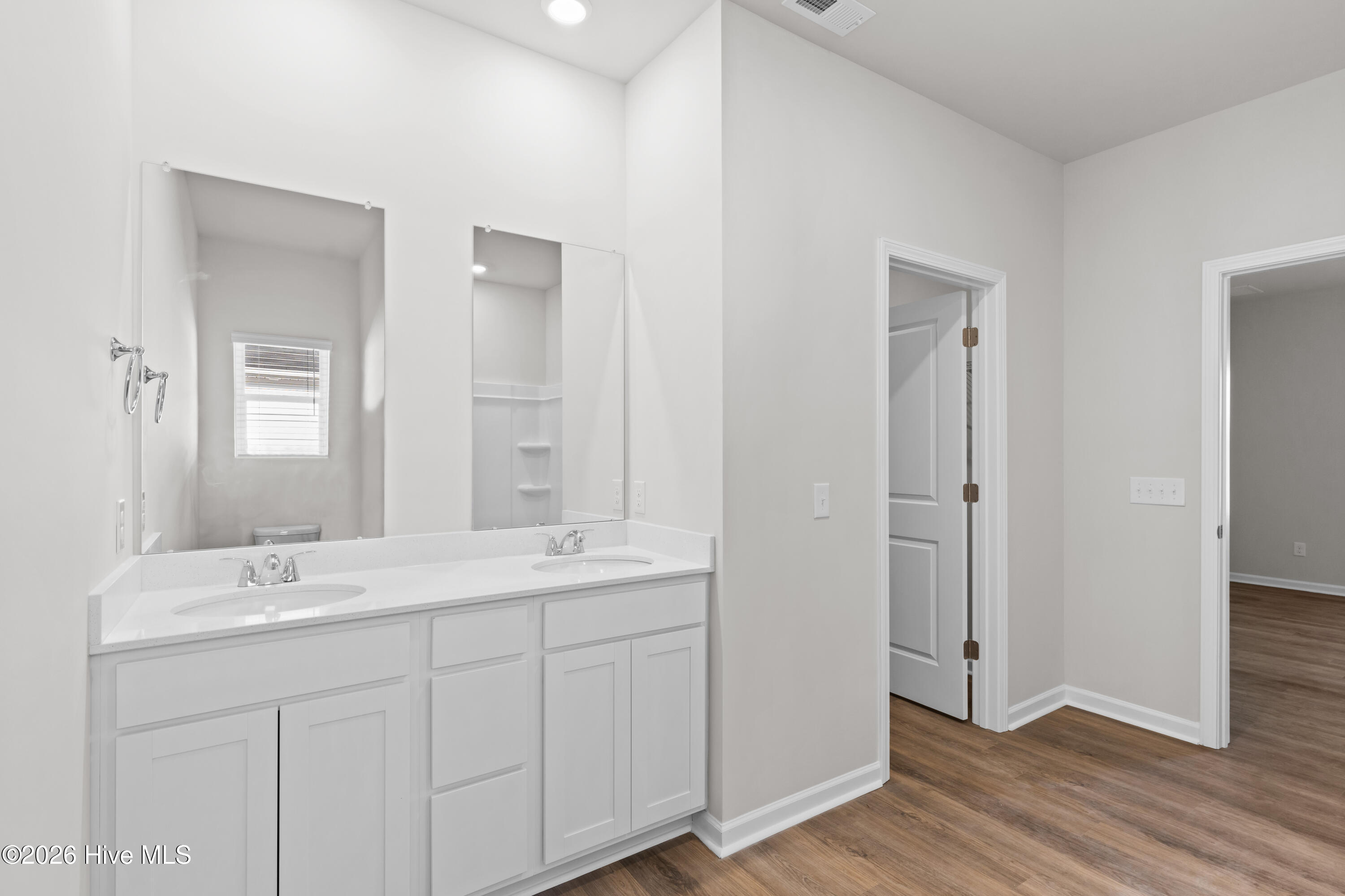 100560303 | Photo 25