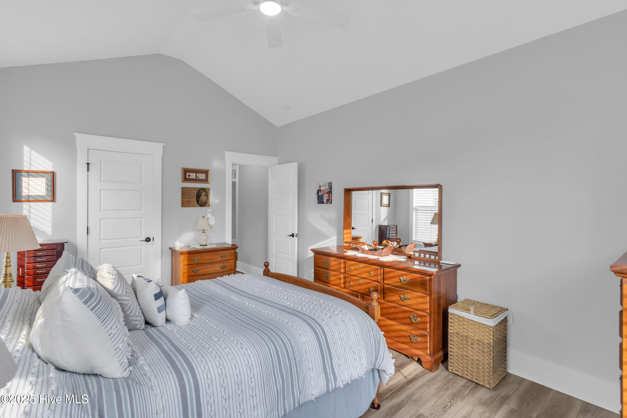 100543142 | Photo 35