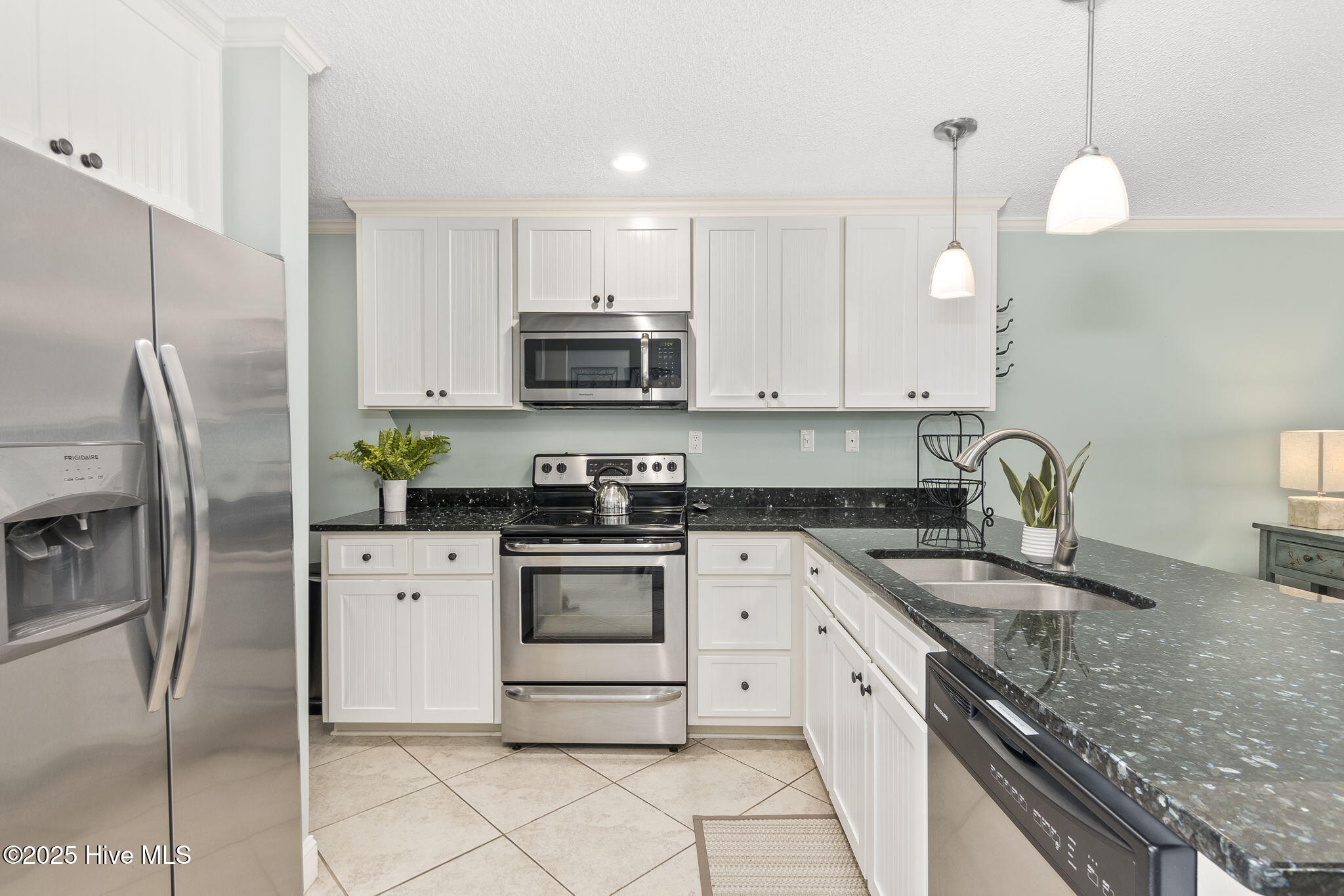 Kitchen w/ peninsula seating