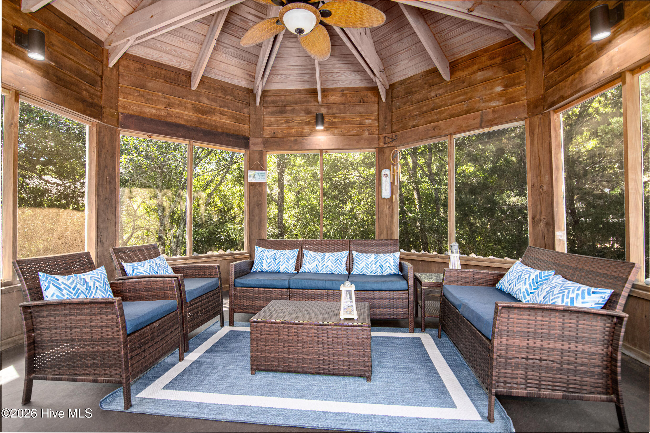 100561617 | Photo 34