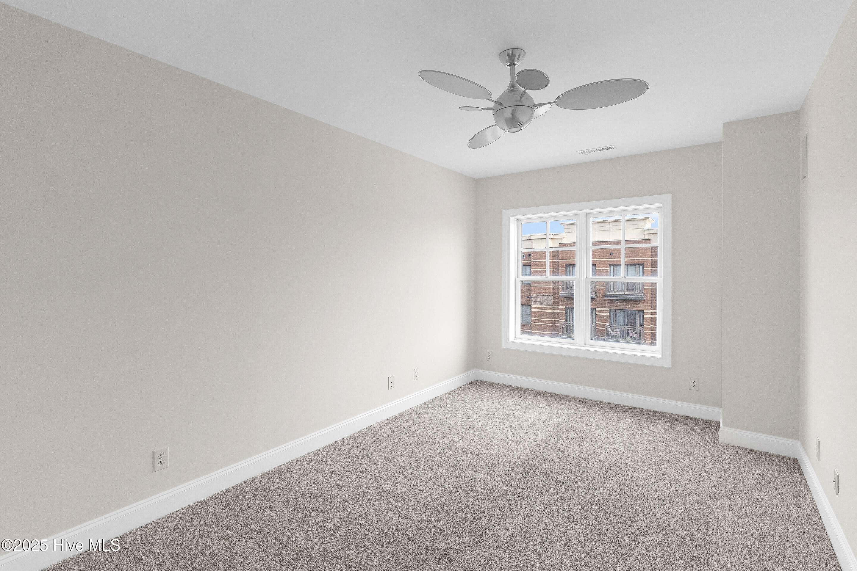 100506619 | Photo 25