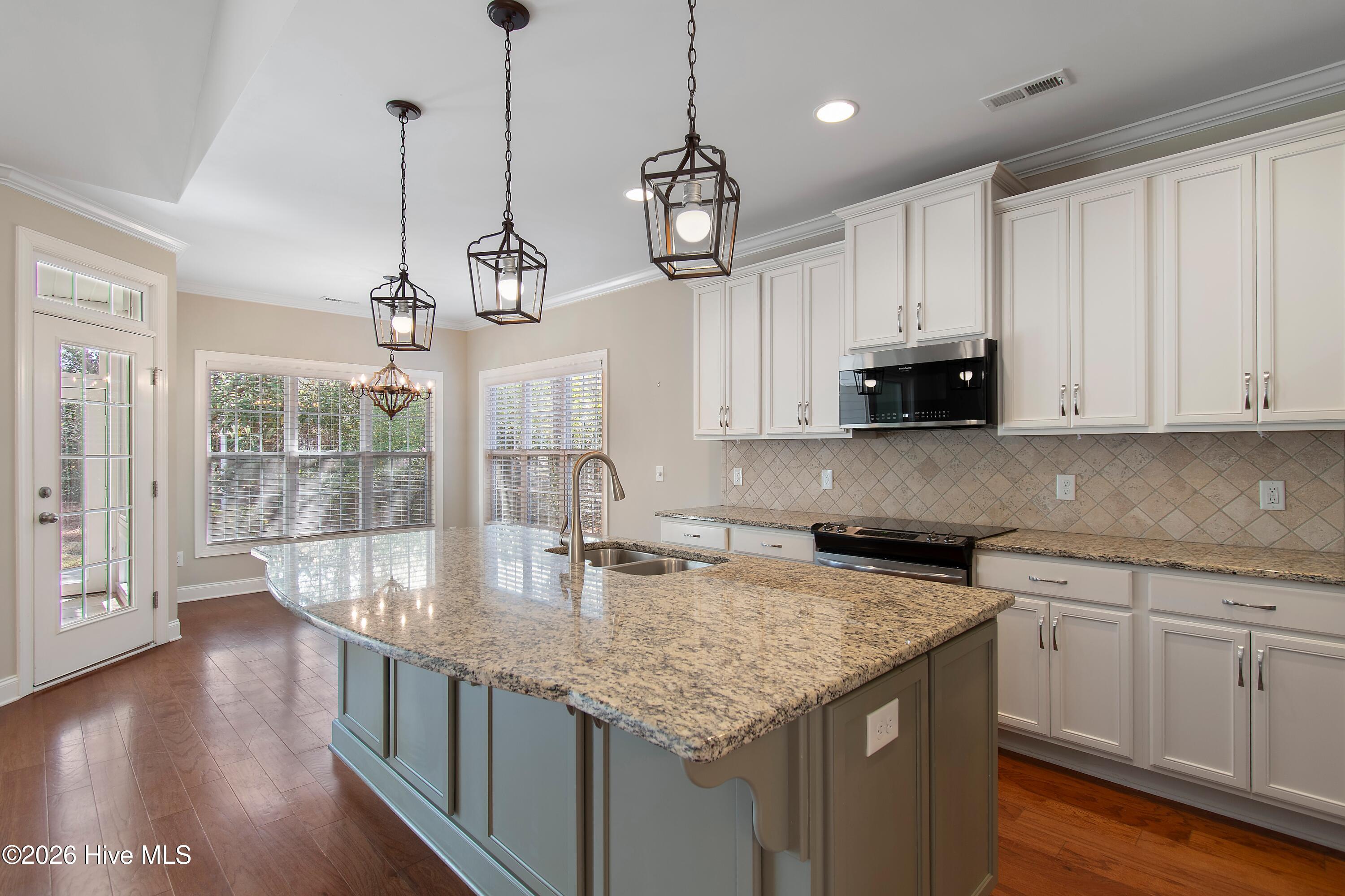 100563713 | Photo 15