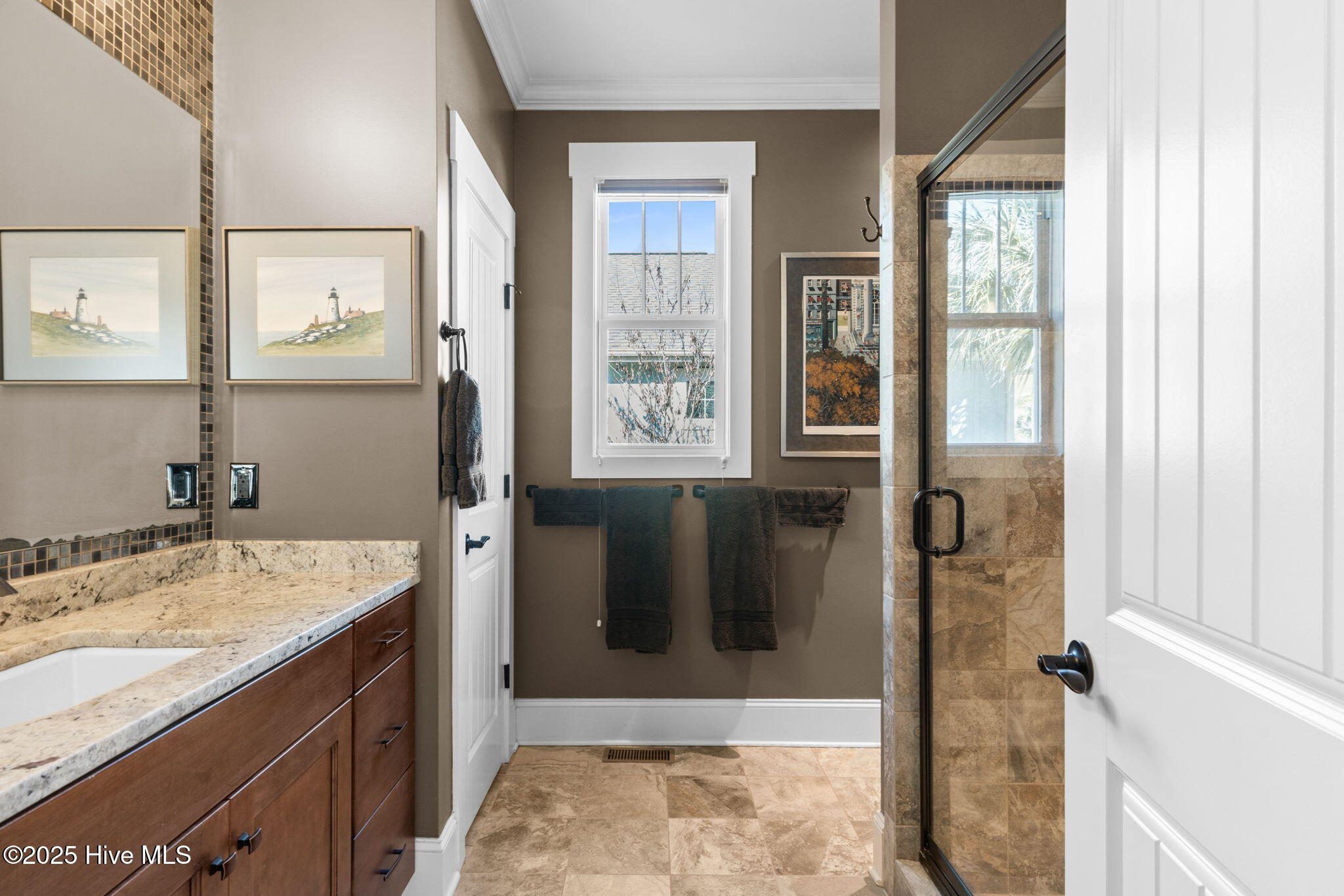 100569449 | Photo 49