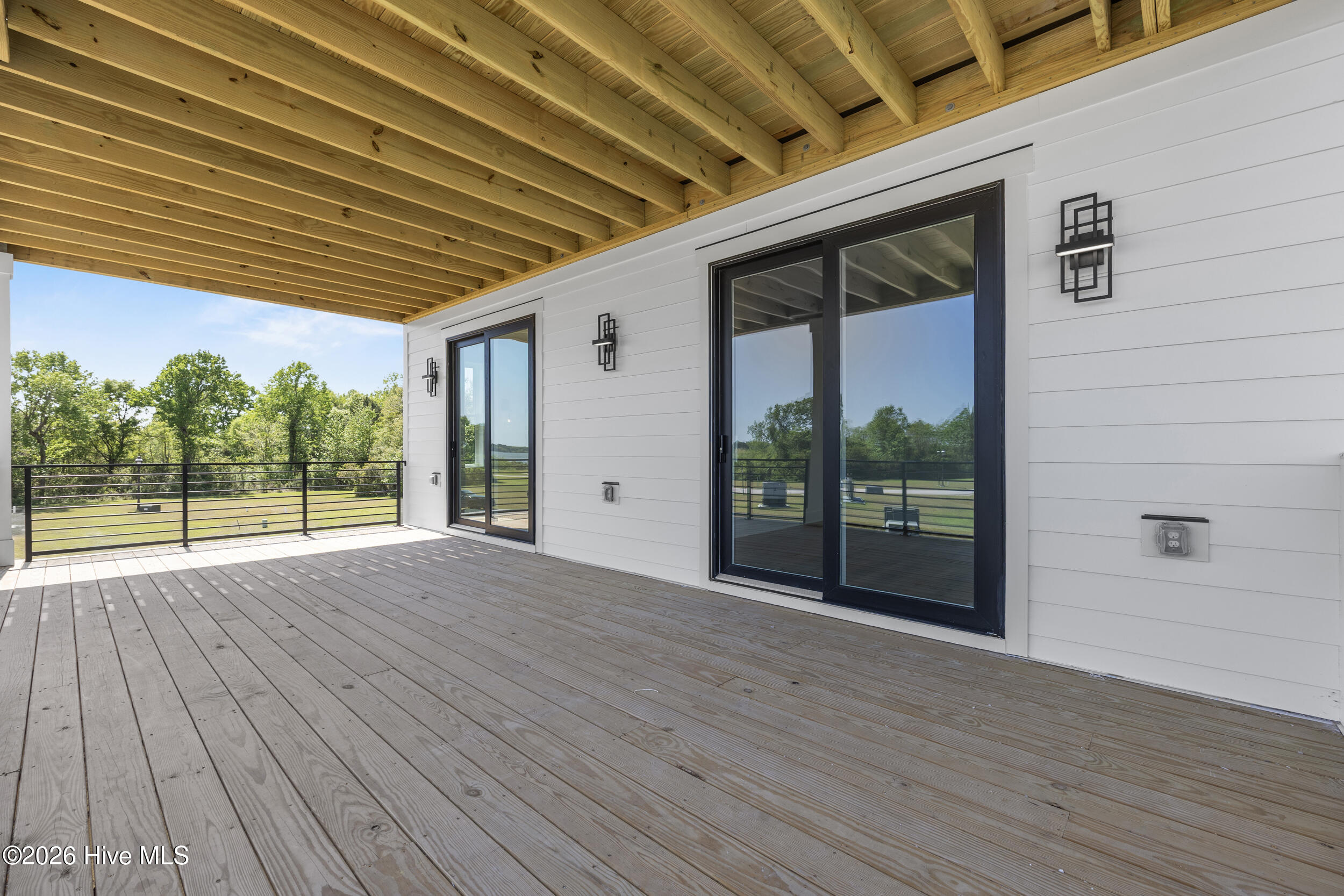 100567625 | Photo 18