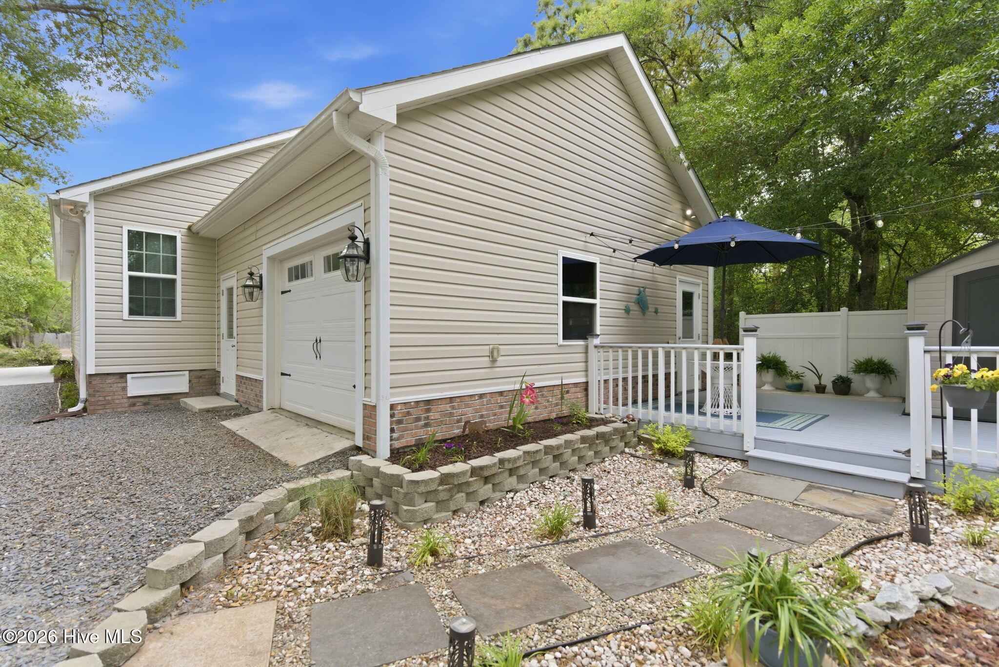 100570095 | Photo 34