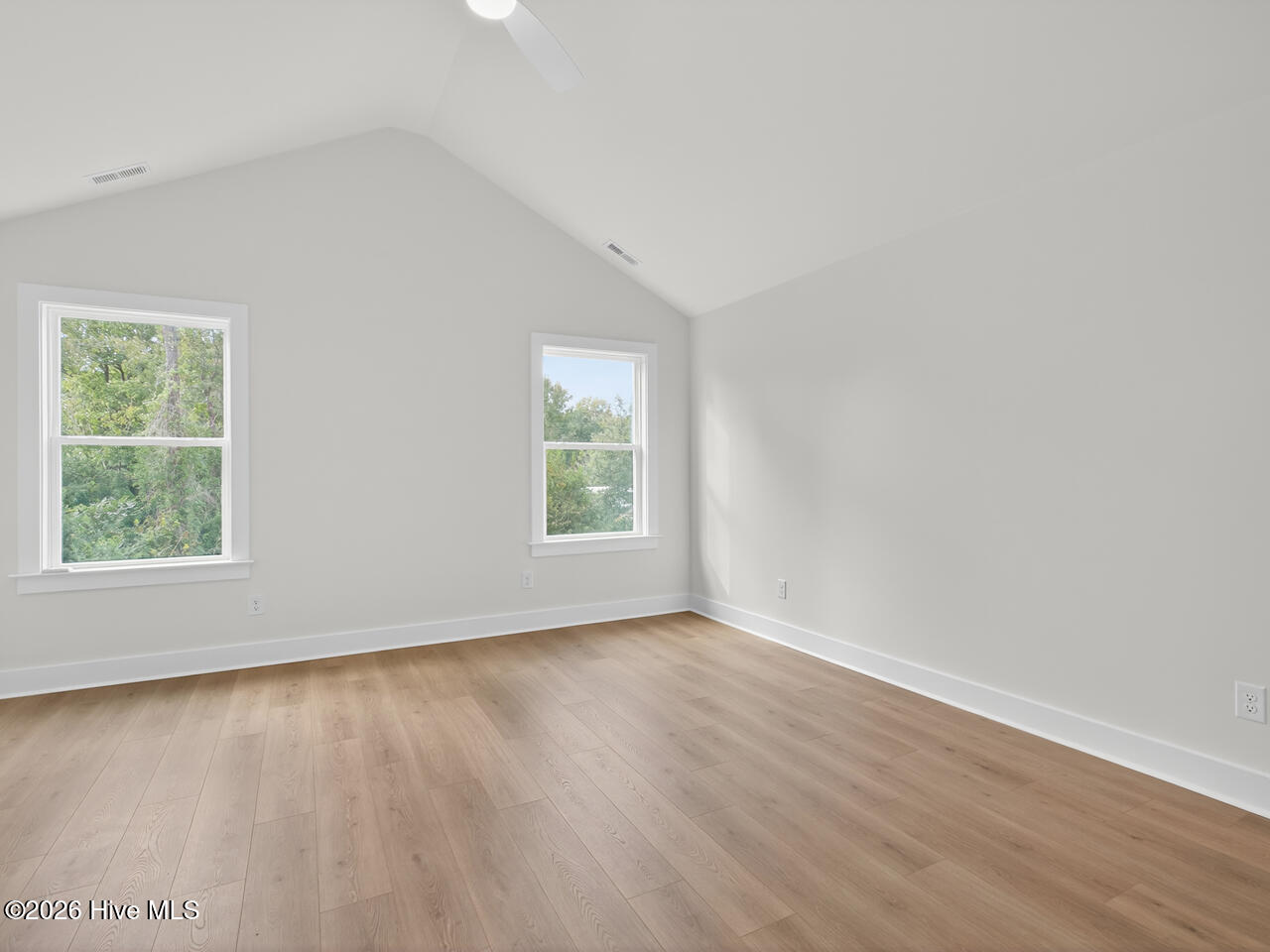 100547597 | Photo 33