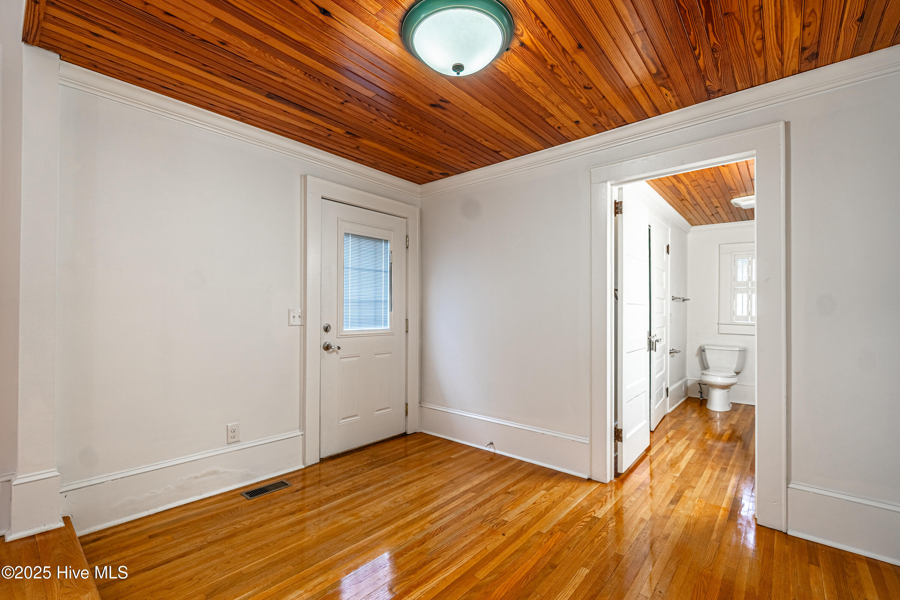 100543227 | Photo 51