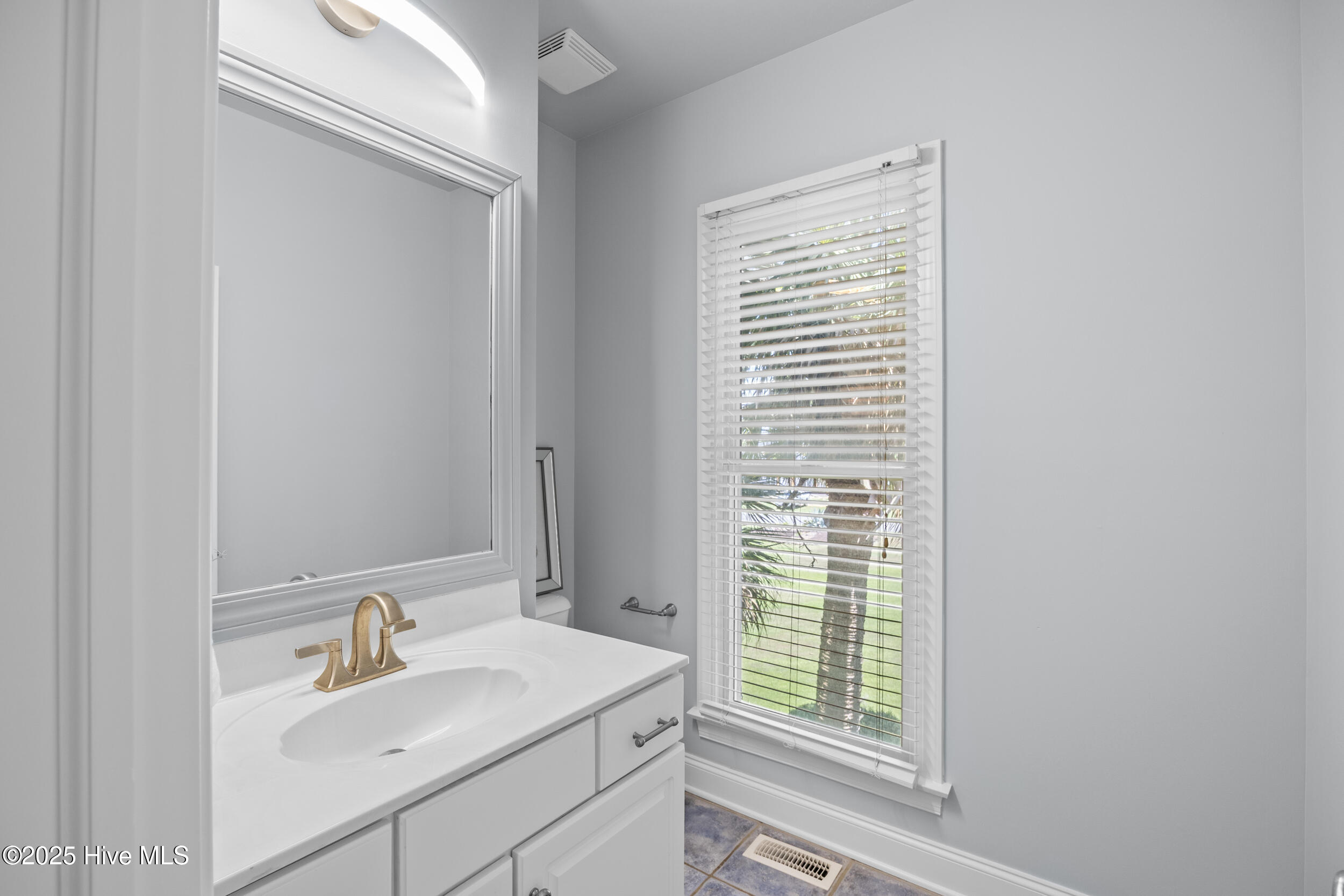 100519629 | Photo 64