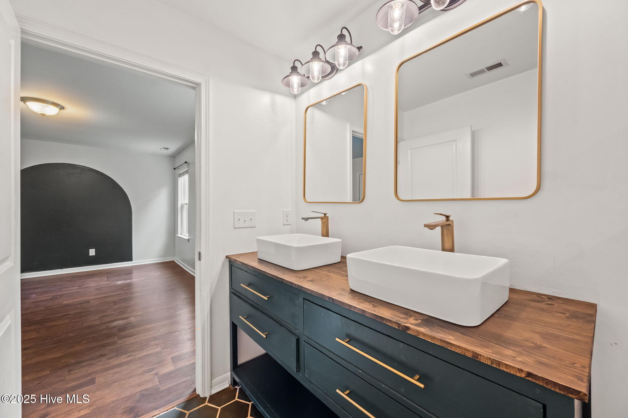 100536661 | Photo 32