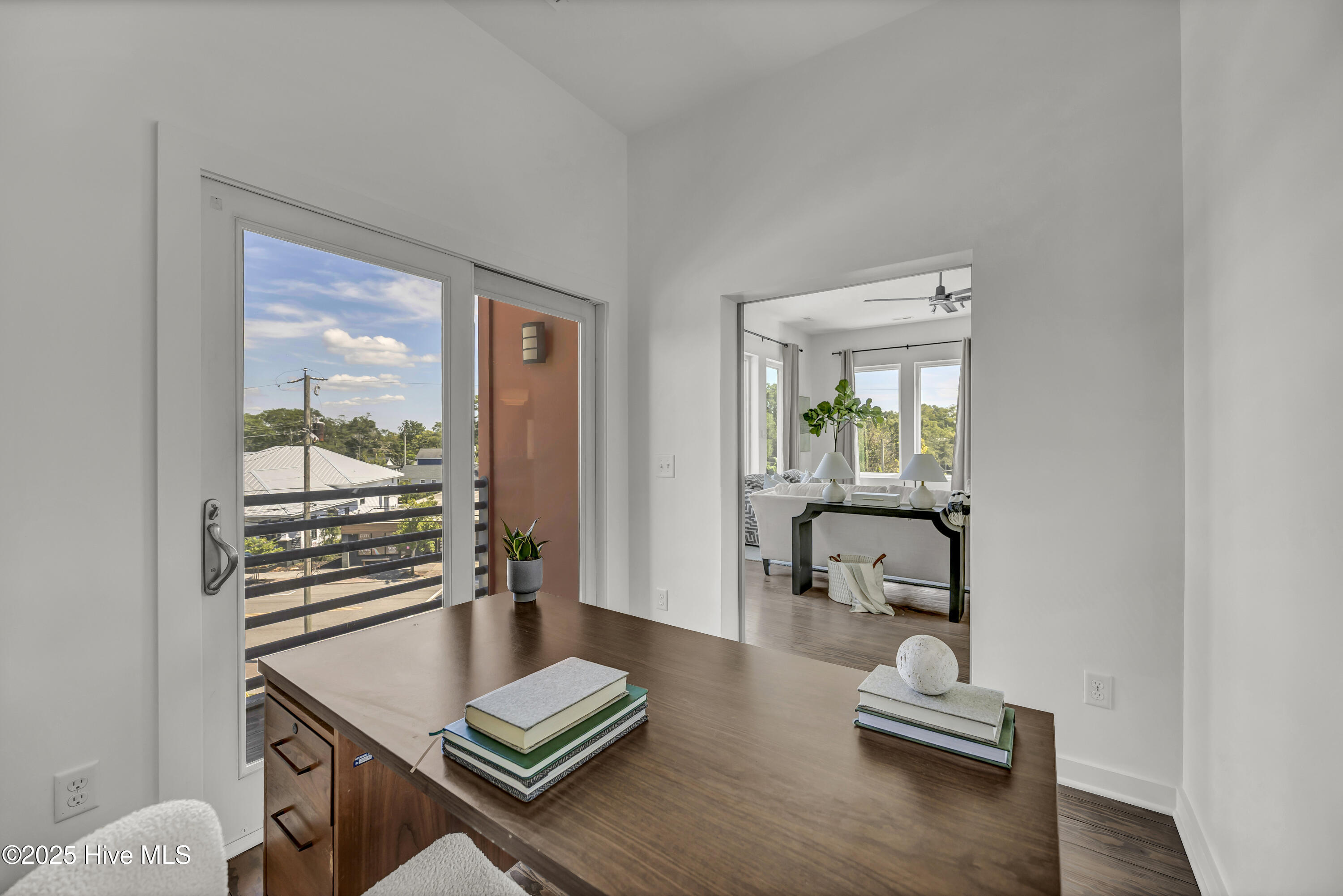 100531421 | Photo 26