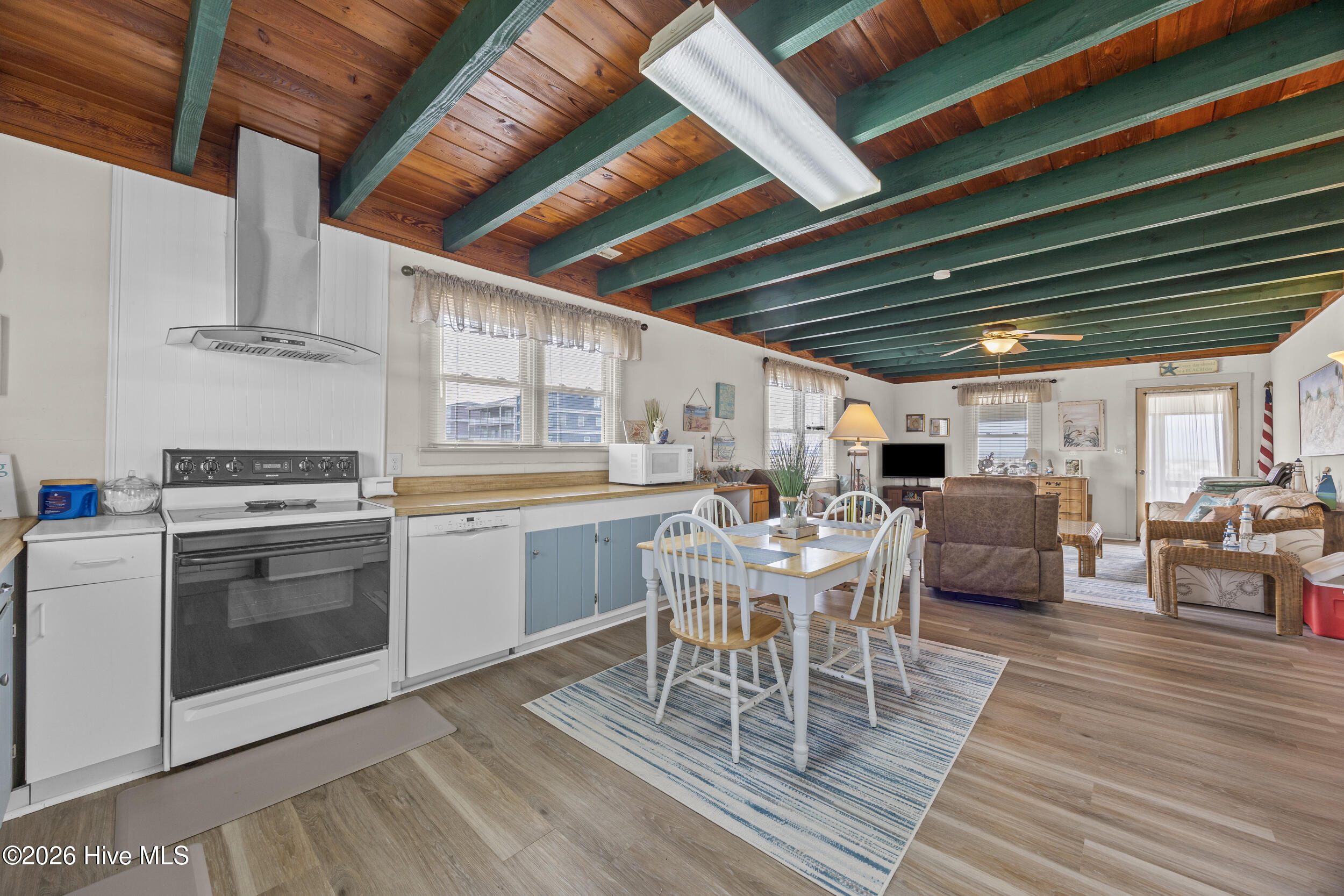 100563115 | Photo 33