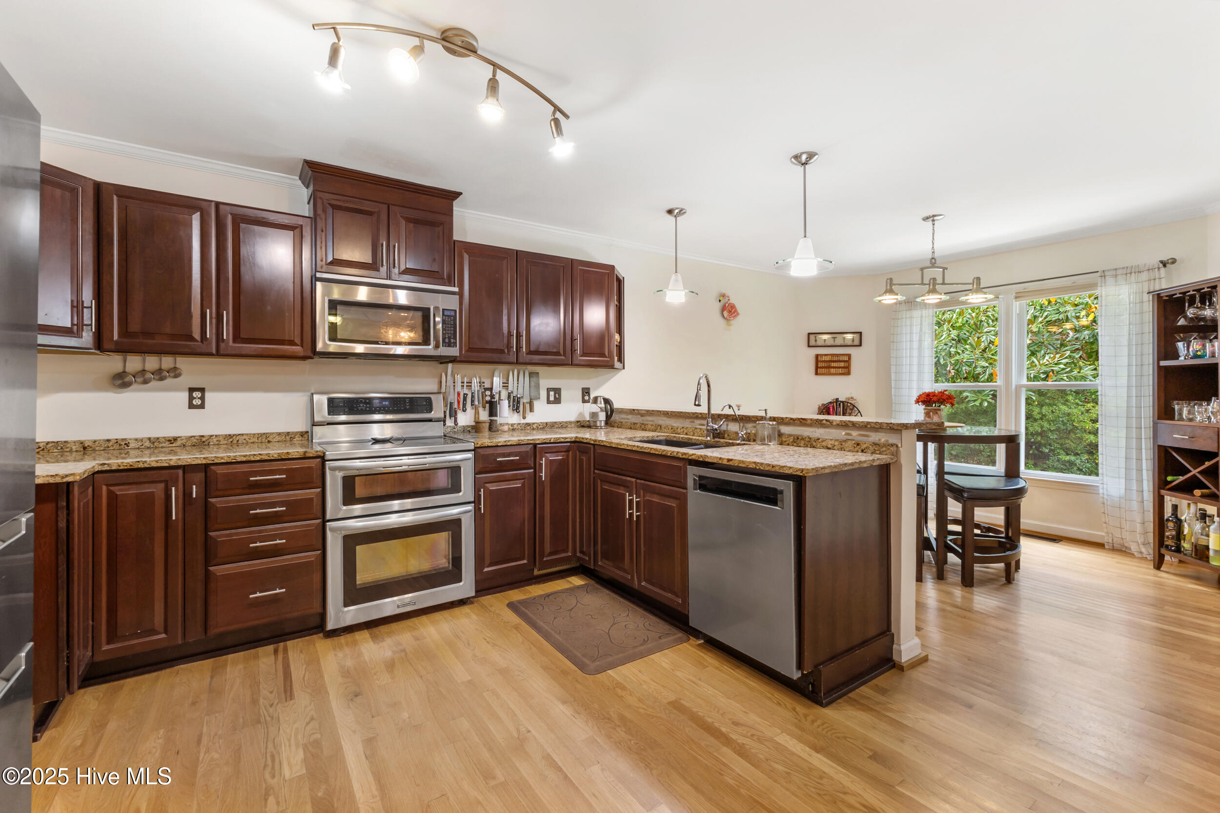 100533907 | Photo 12