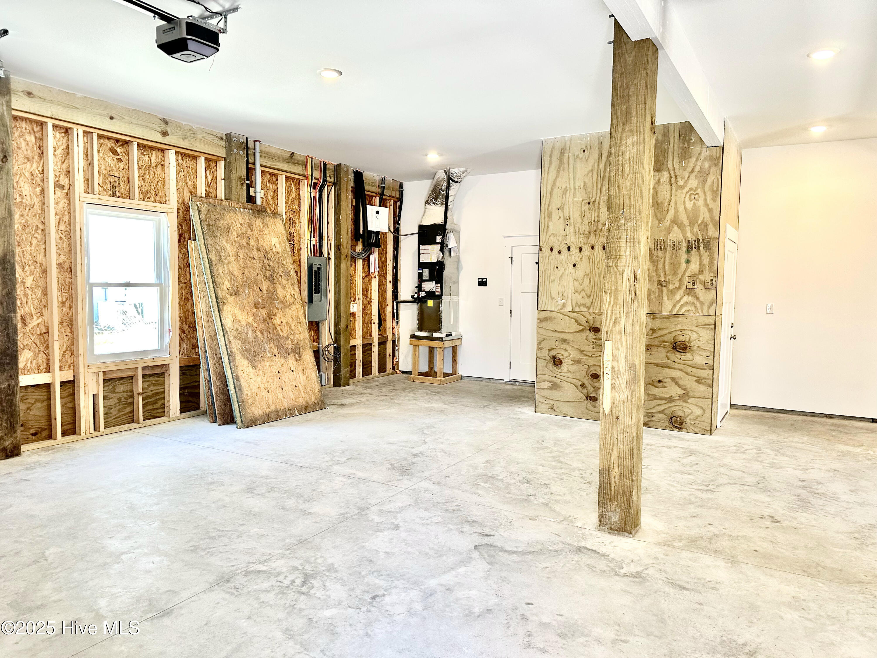 100537365 | Photo 36