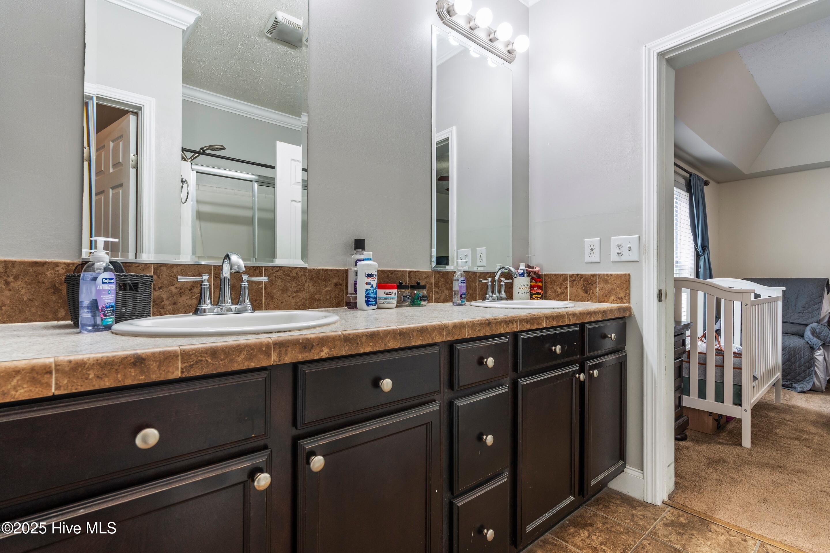 100537388 | Photo 38