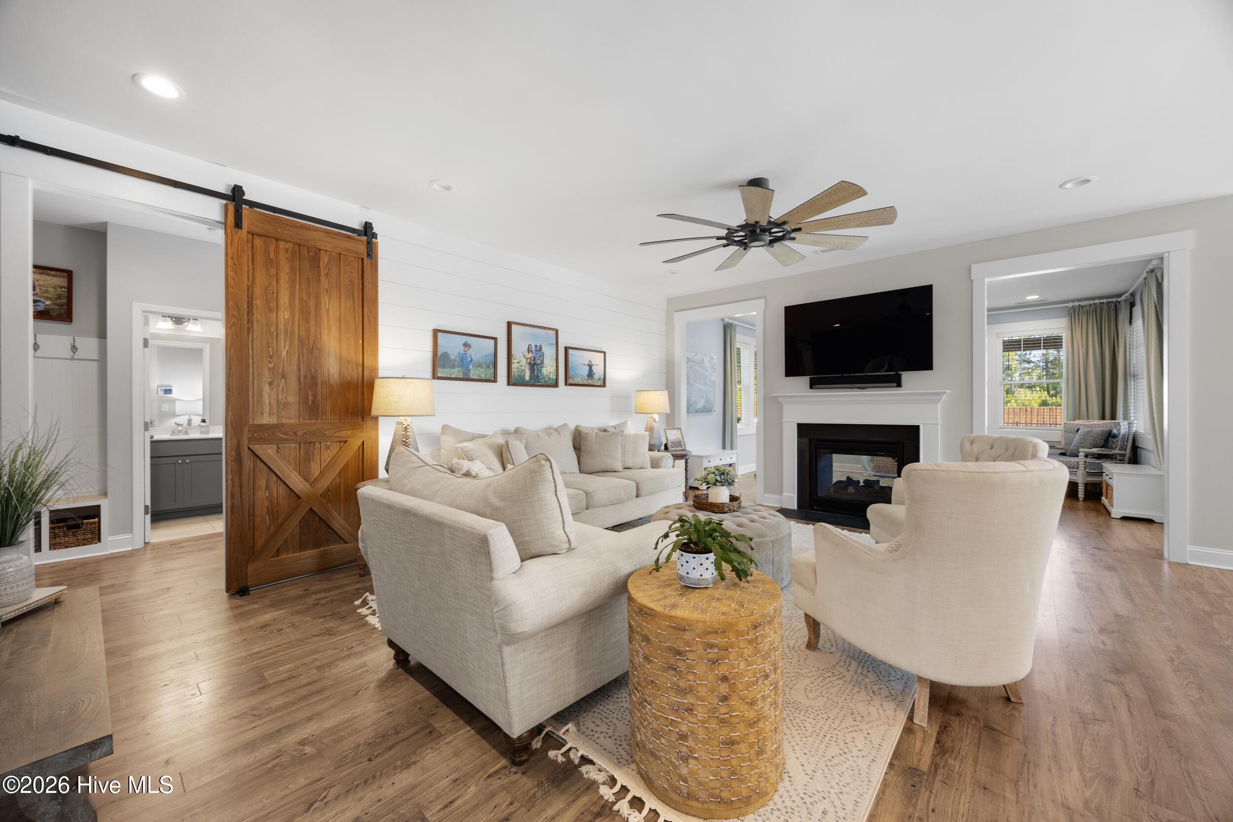 100566940 | Photo 27