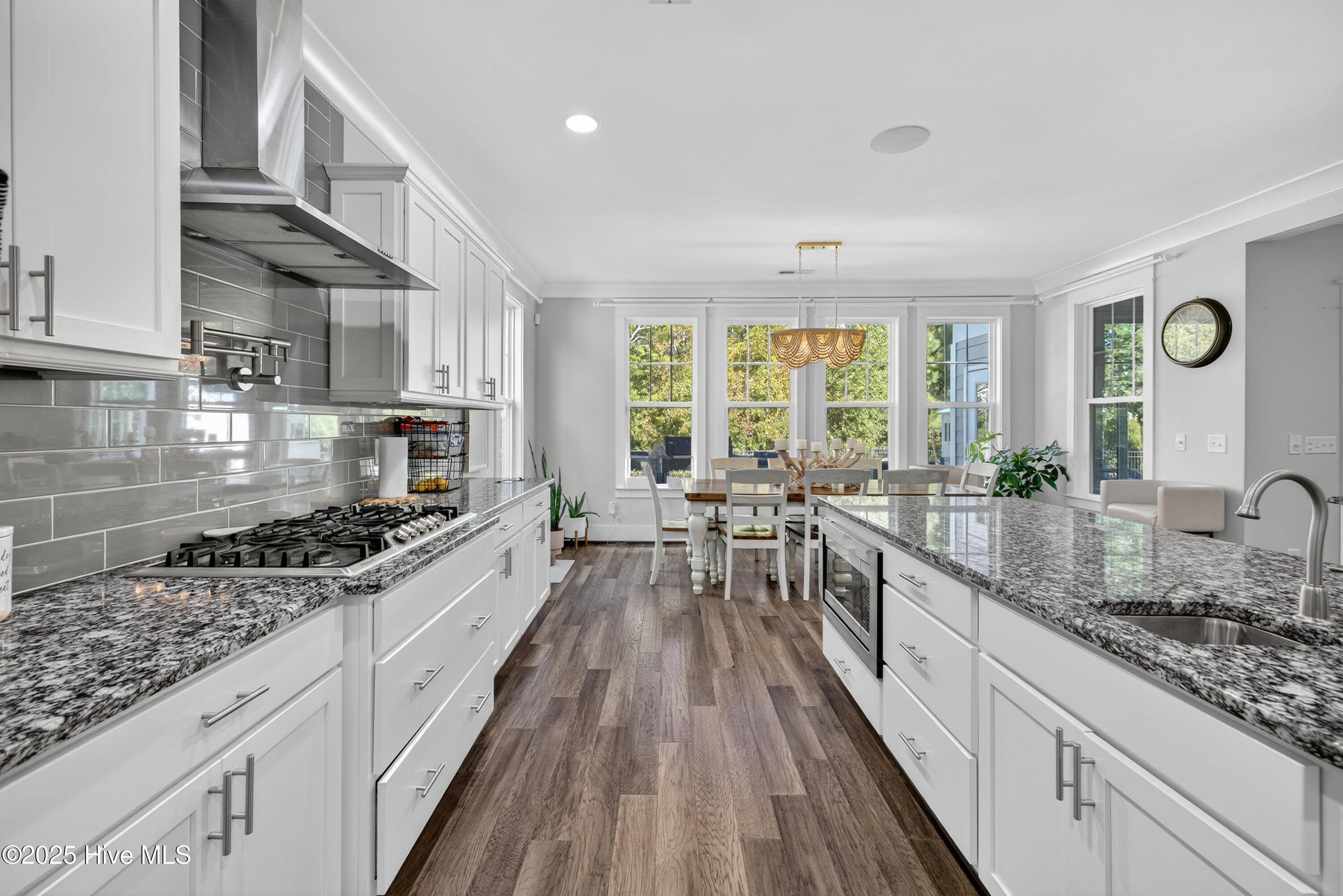 100540063 | Photo 18