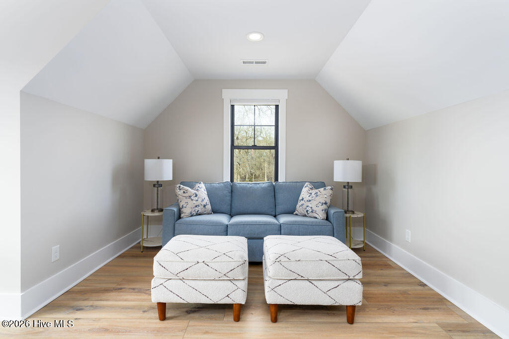 100558848 | Photo 35