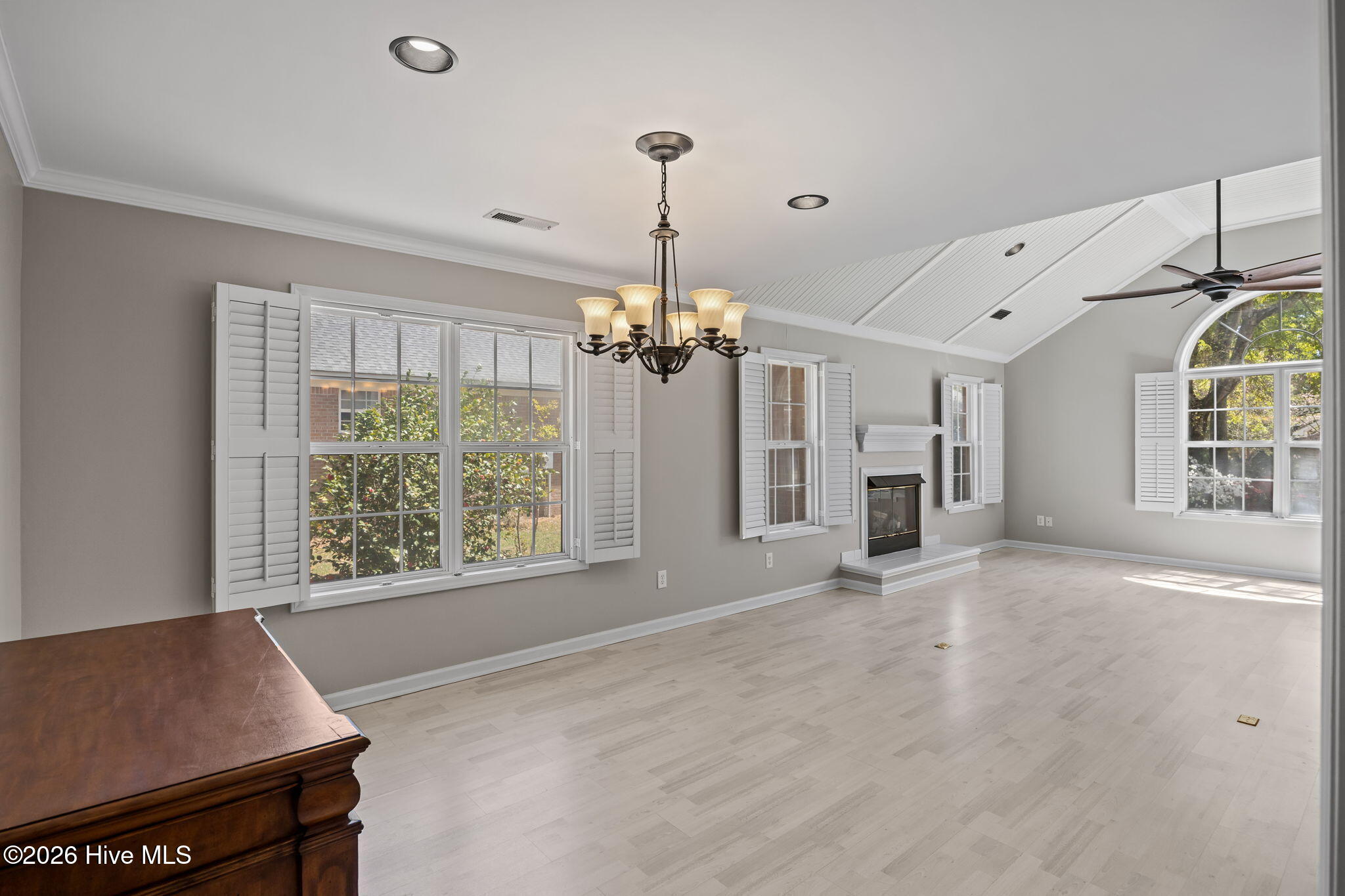 100565188 | Photo 11