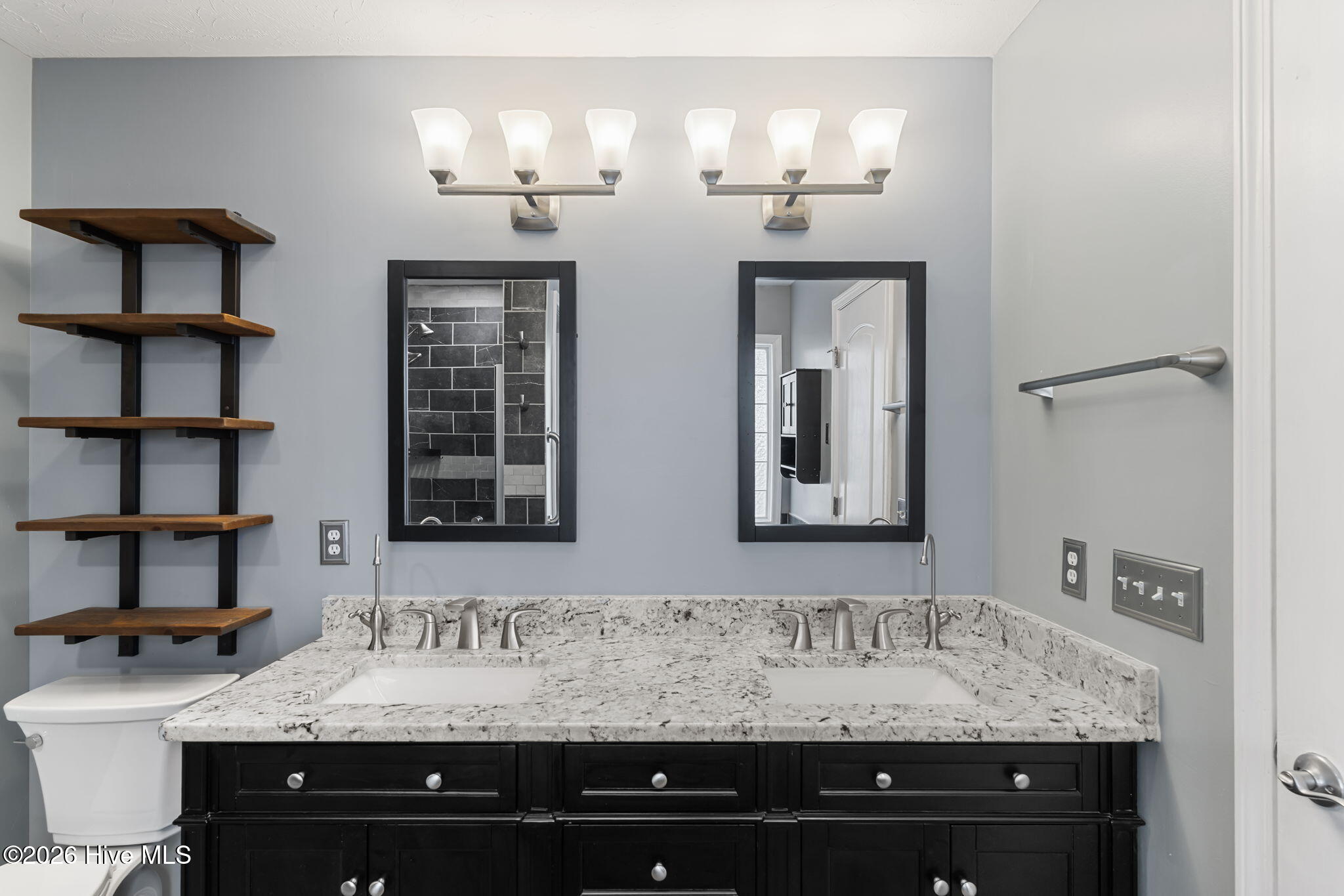 100563070 | Photo 28