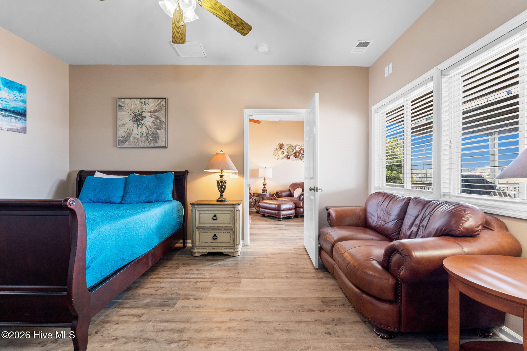 100570592 | Photo 28