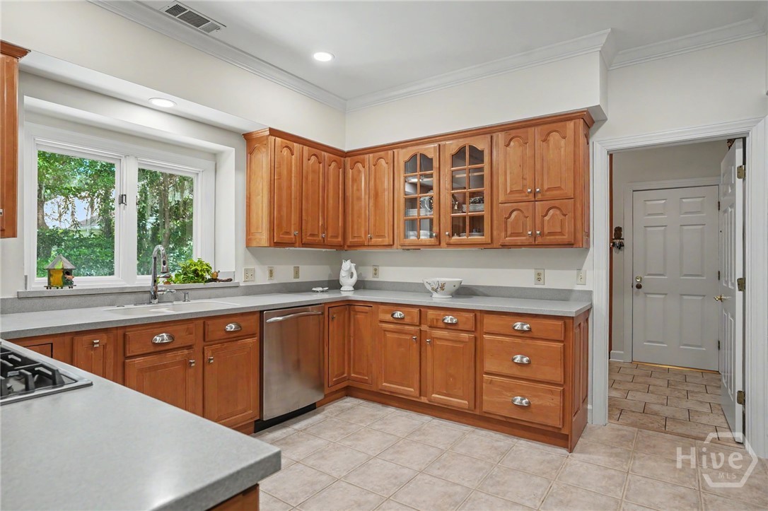 Kitchen, lots of storage