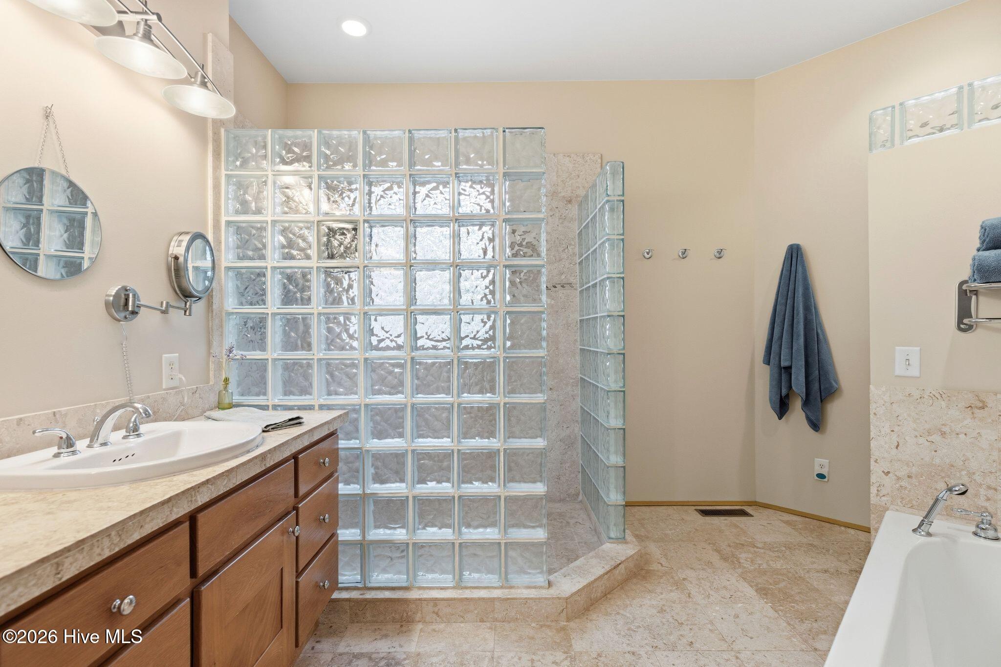 100555834 | Photo 91