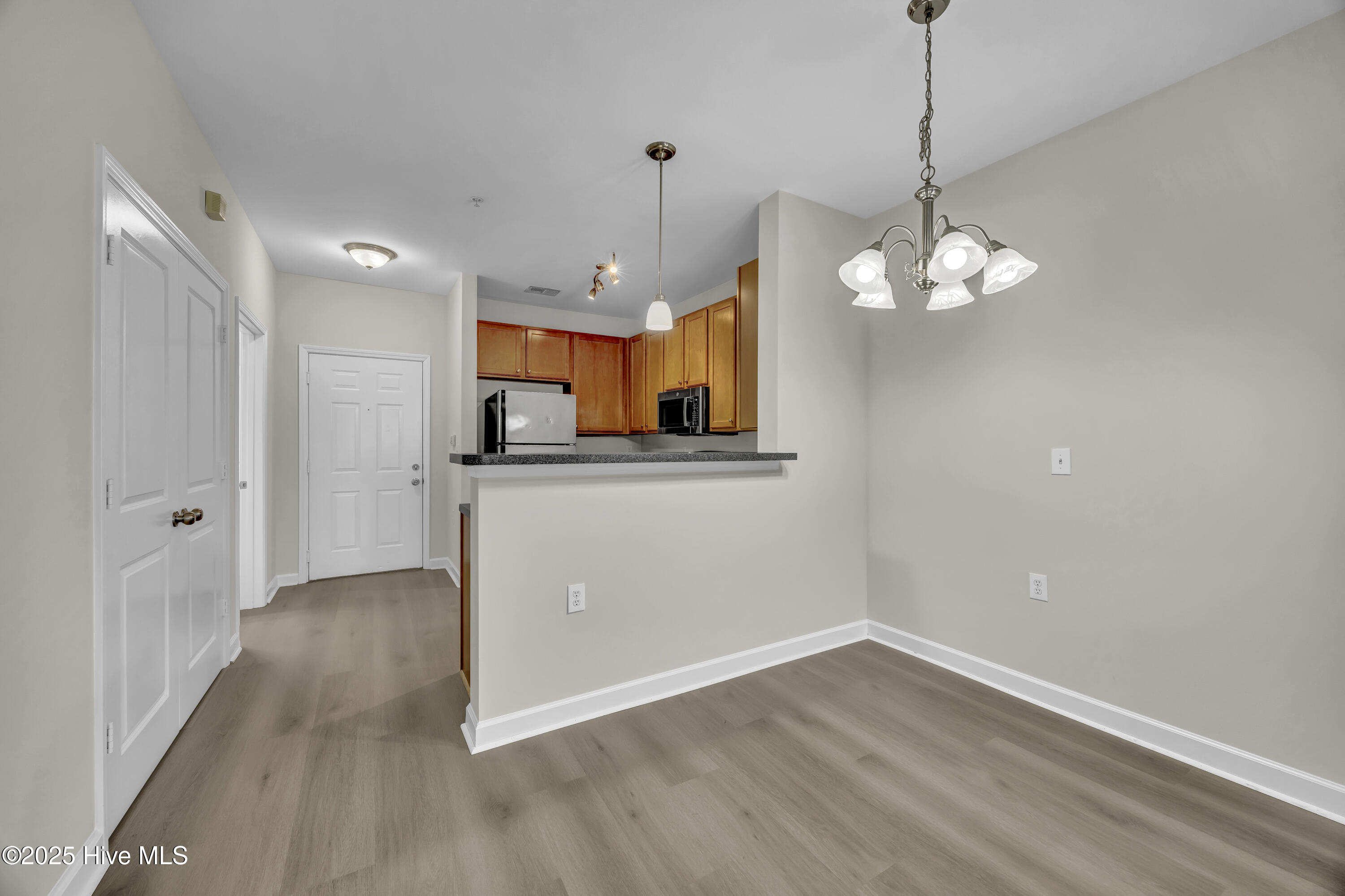 100521758 | Photo 10