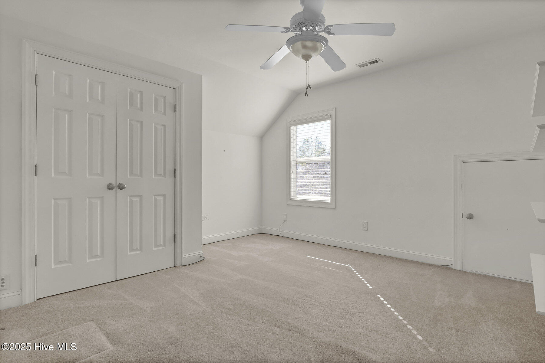 100540144 | Photo 25