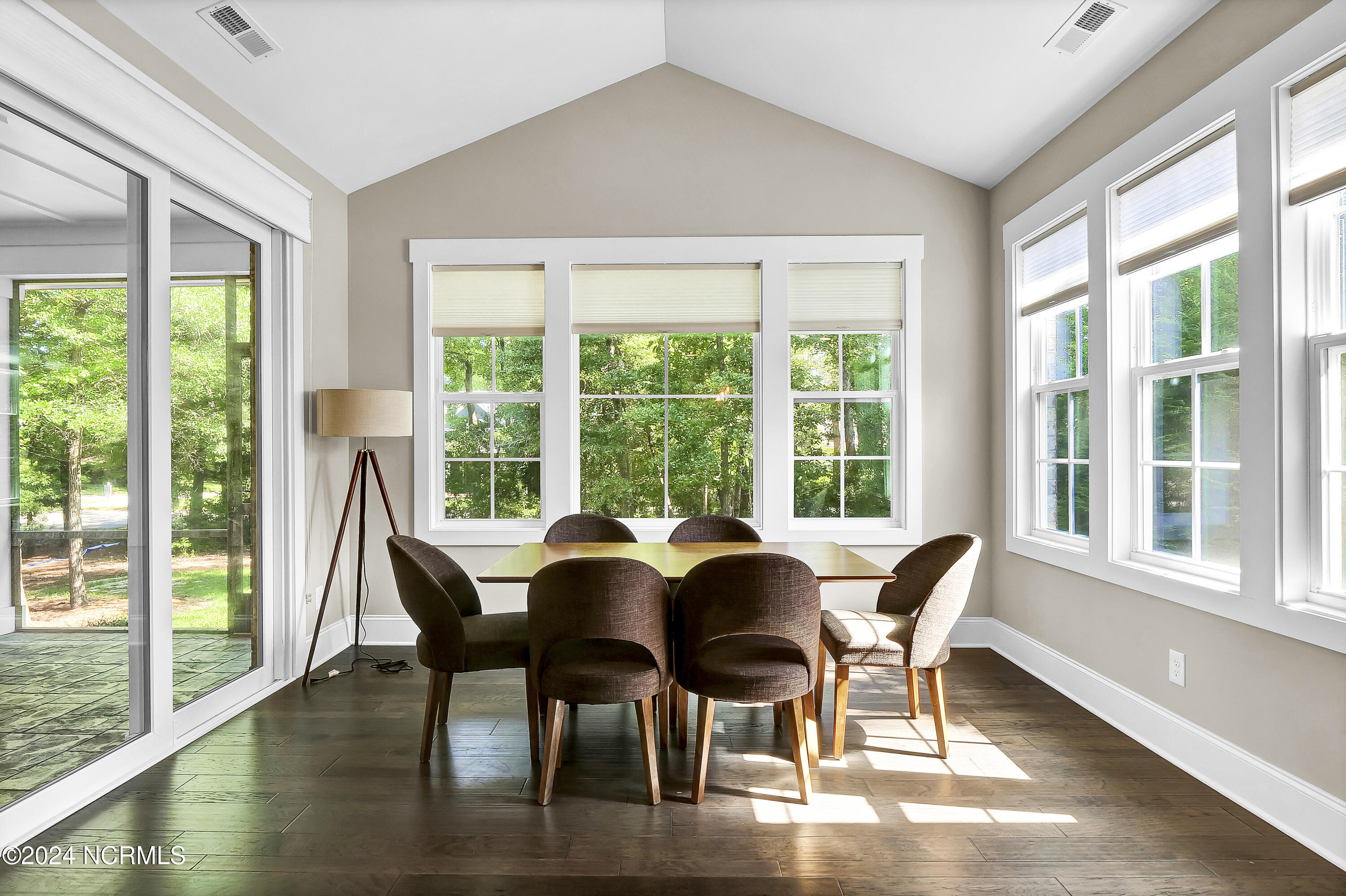 100565590 | Photo 11