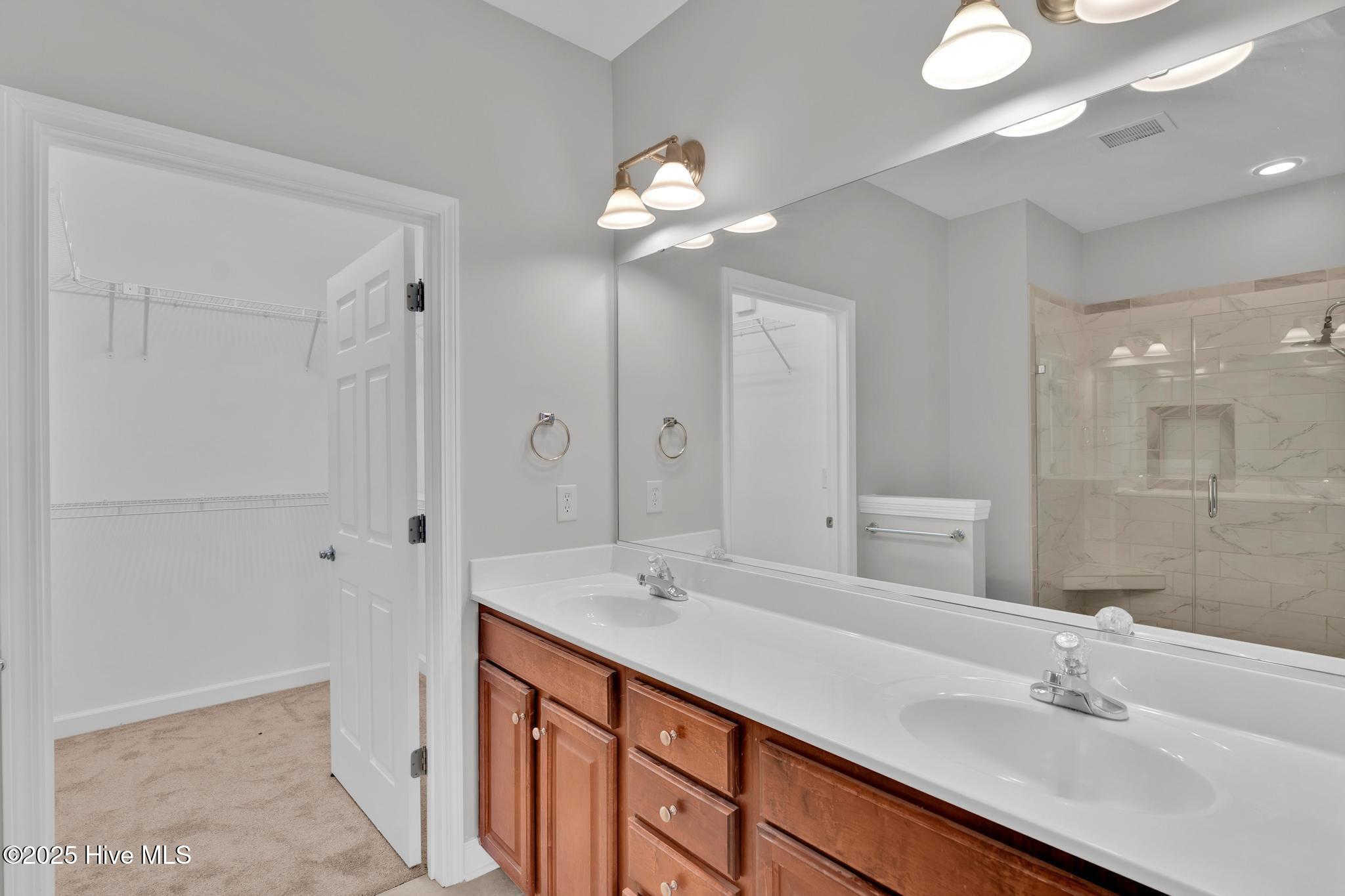 100545876 | Photo 28