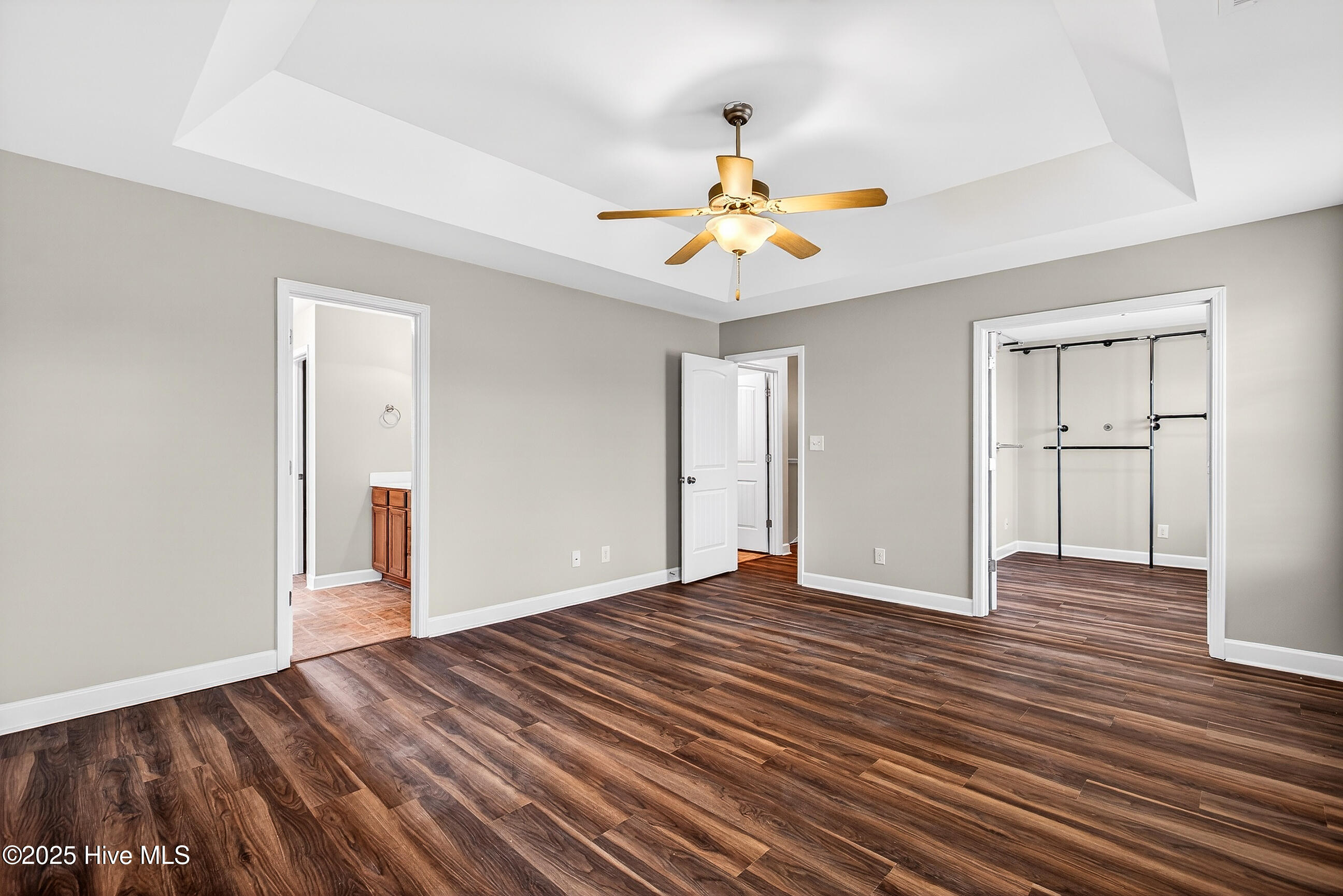 100547089 | Photo 24