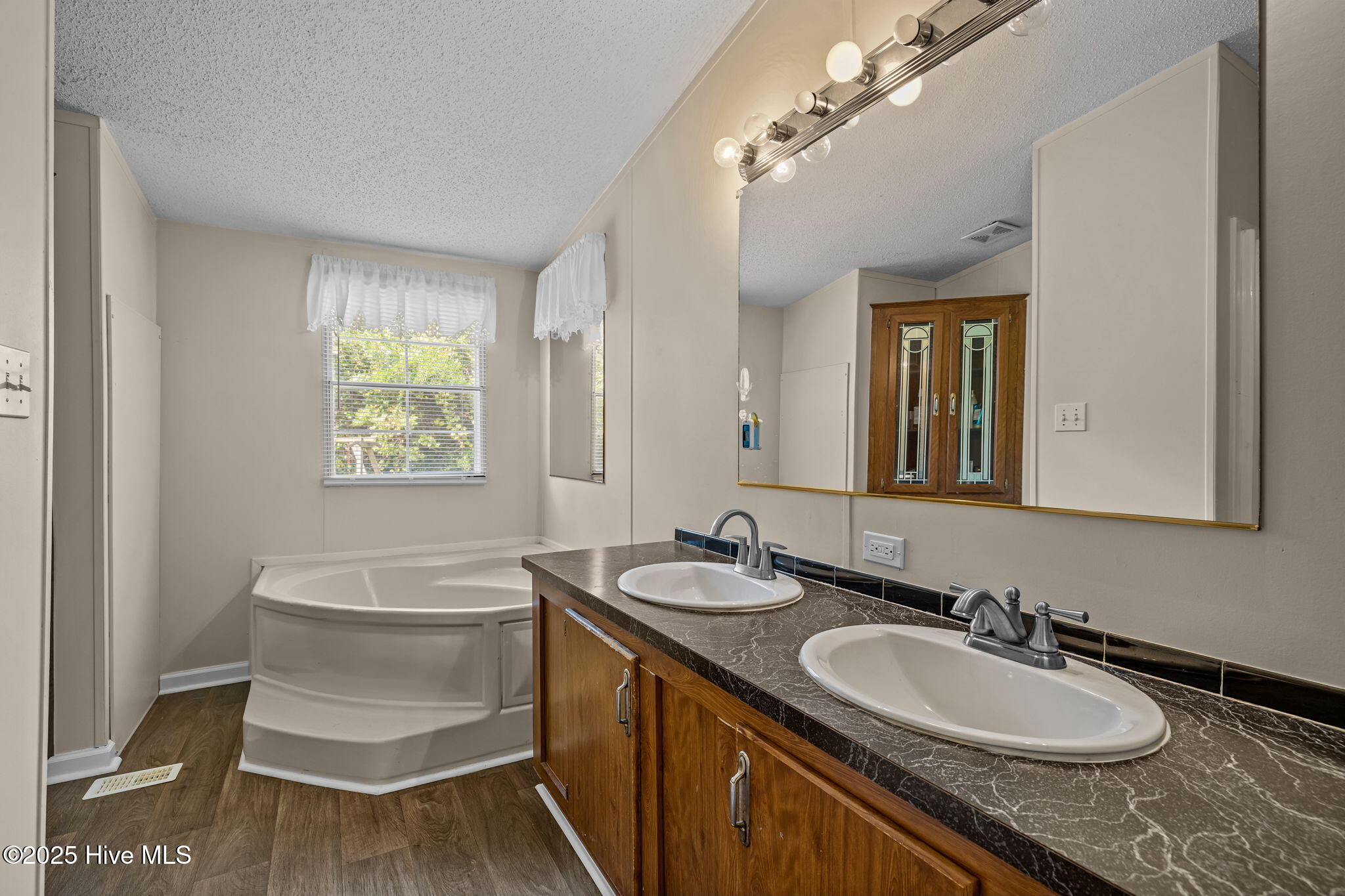 100534218 | Photo 24