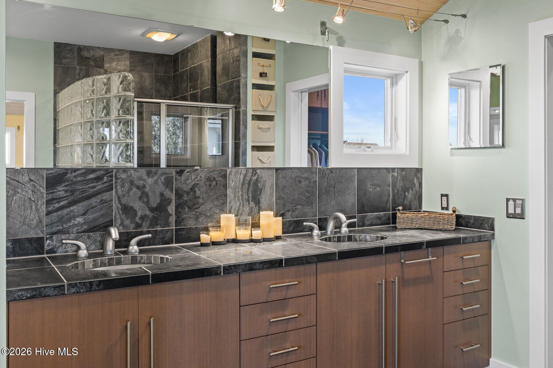 100558974 | Photo 34