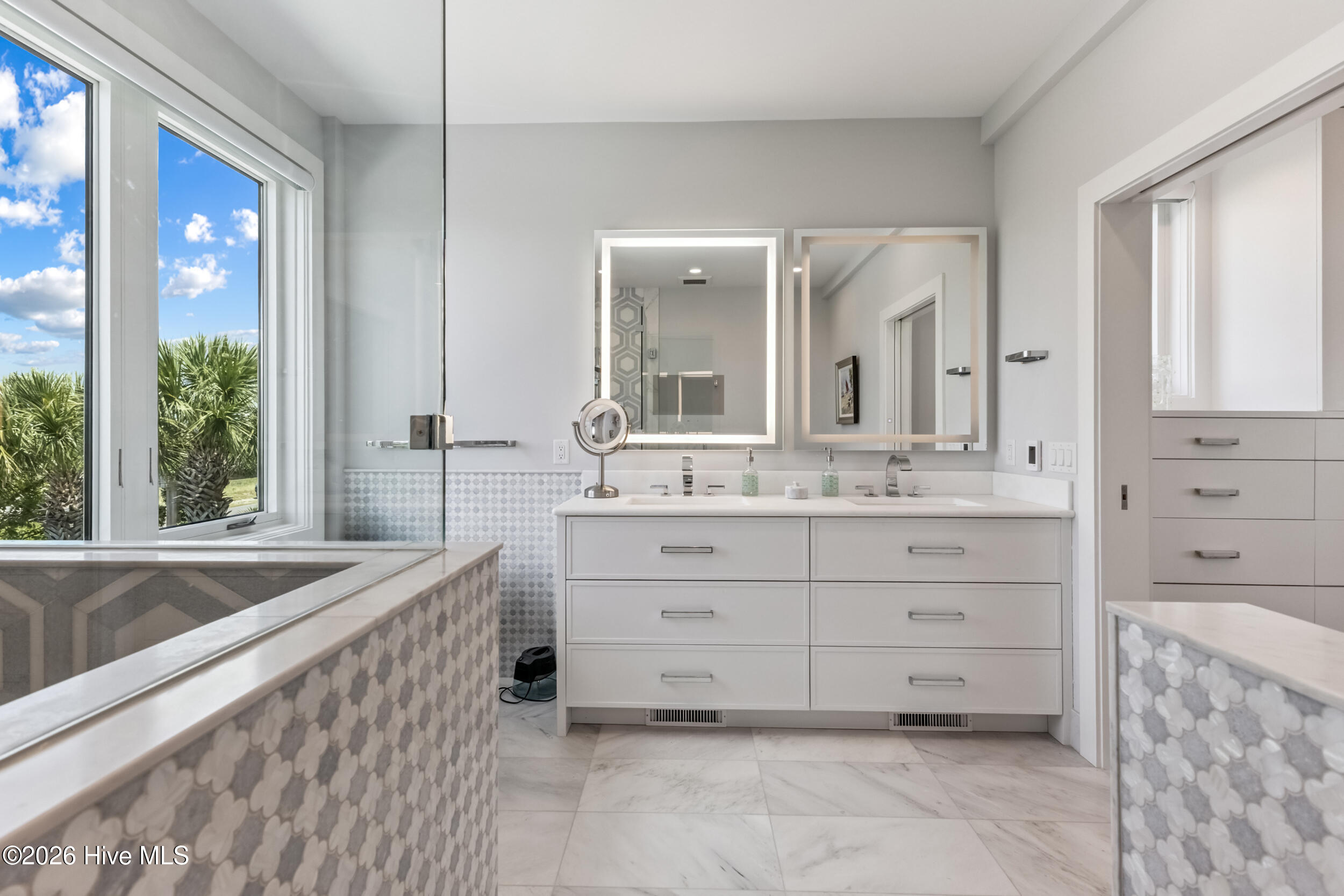 100560711 | Photo 27