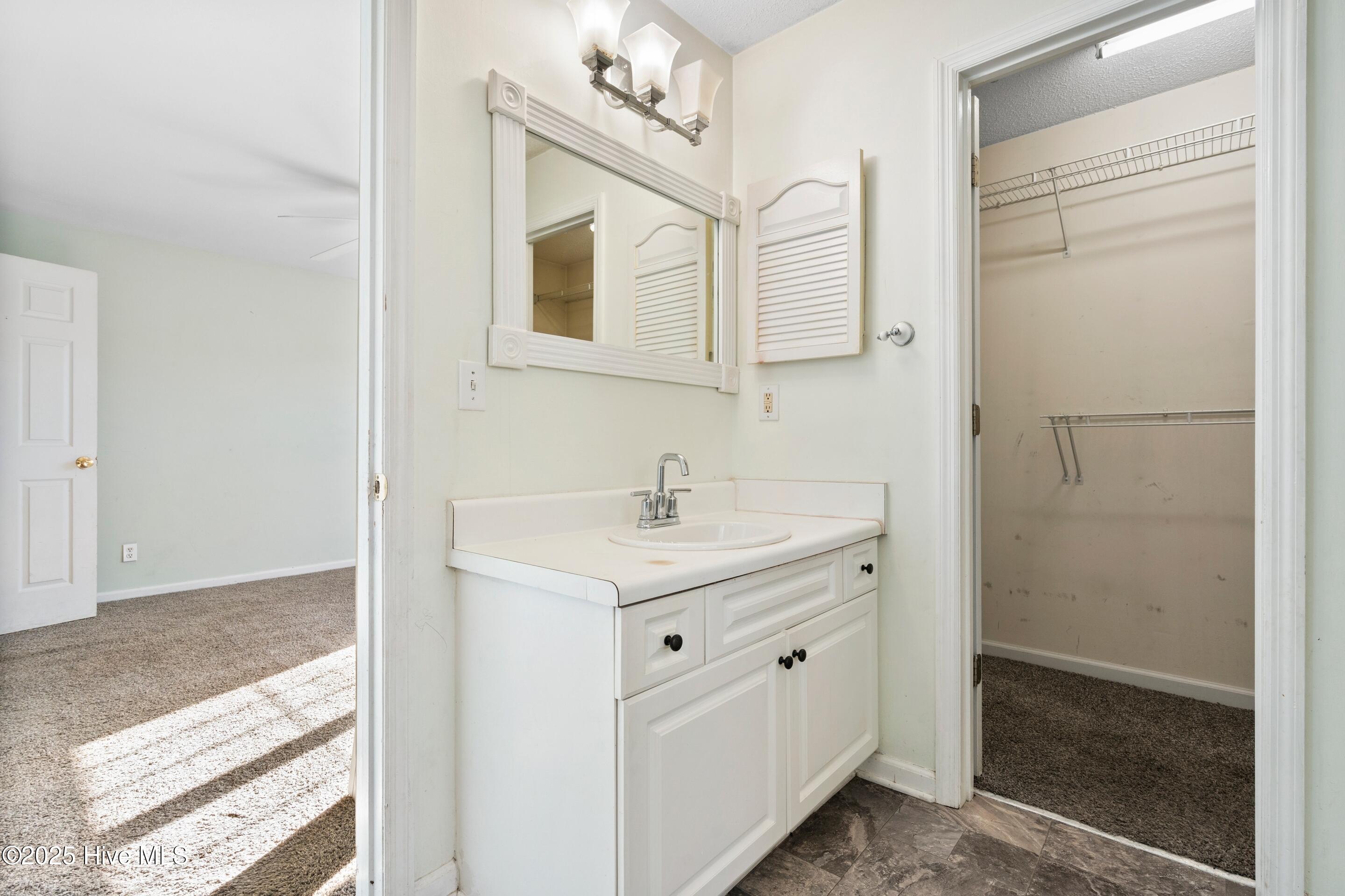 100545961 | Photo 21