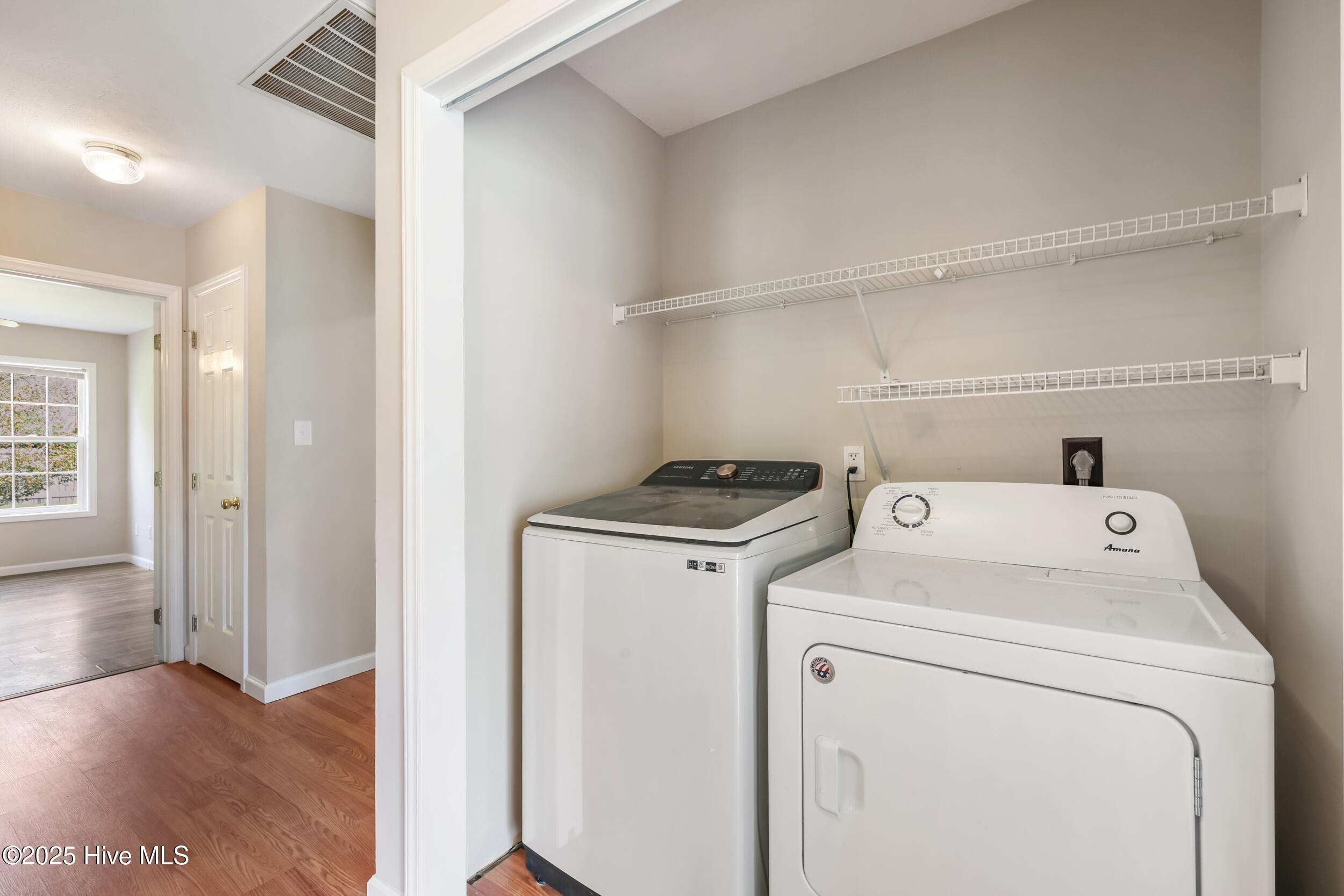 100535783 | Photo 23