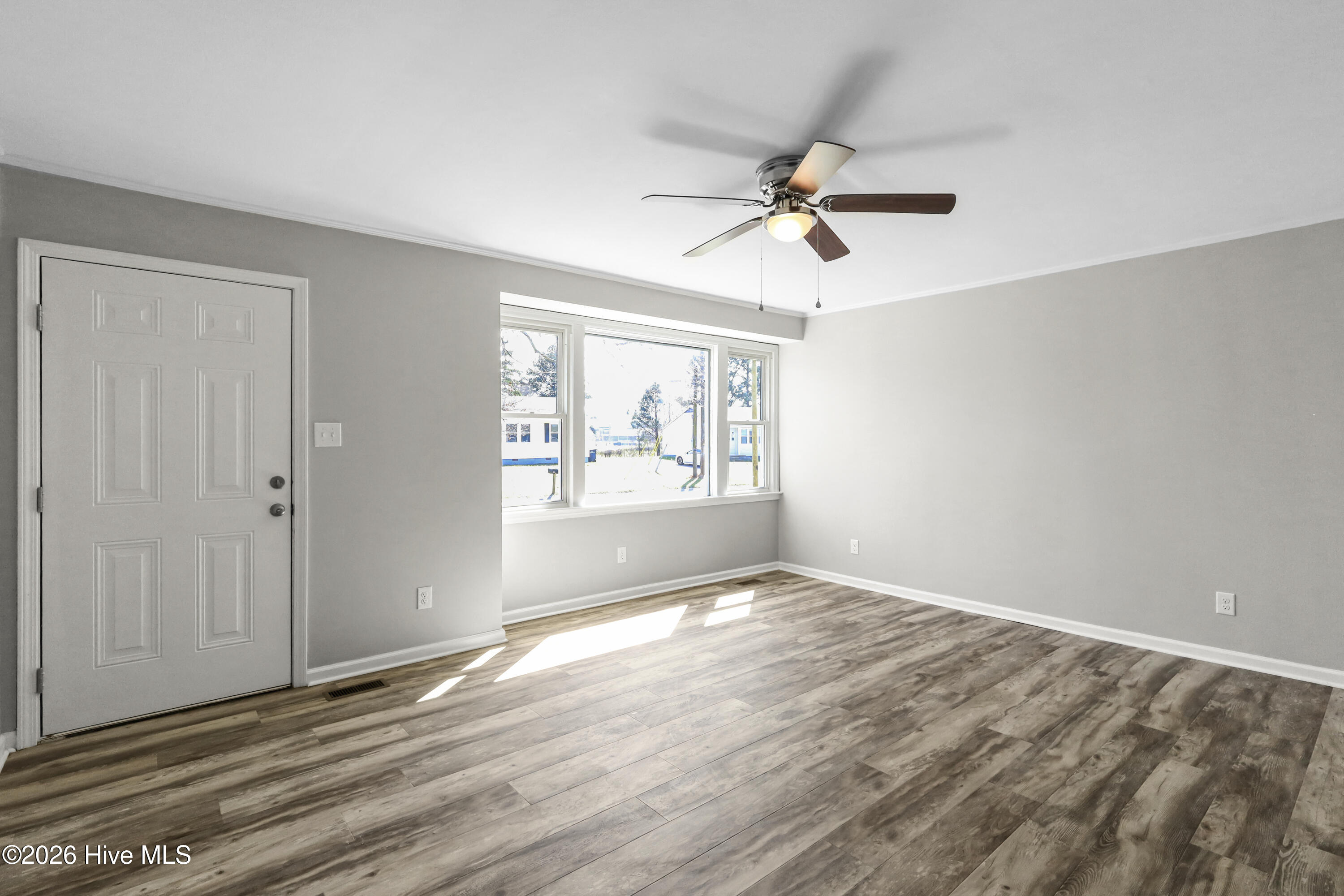 100560187 | Photo 33