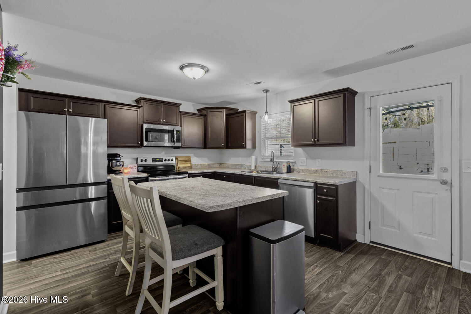 100549890 | Photo 13