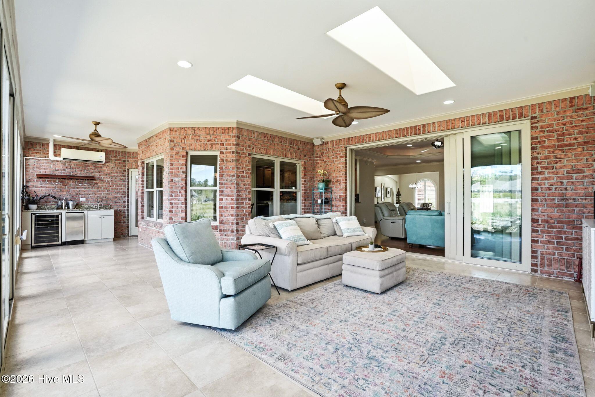 100565235 | Photo 25