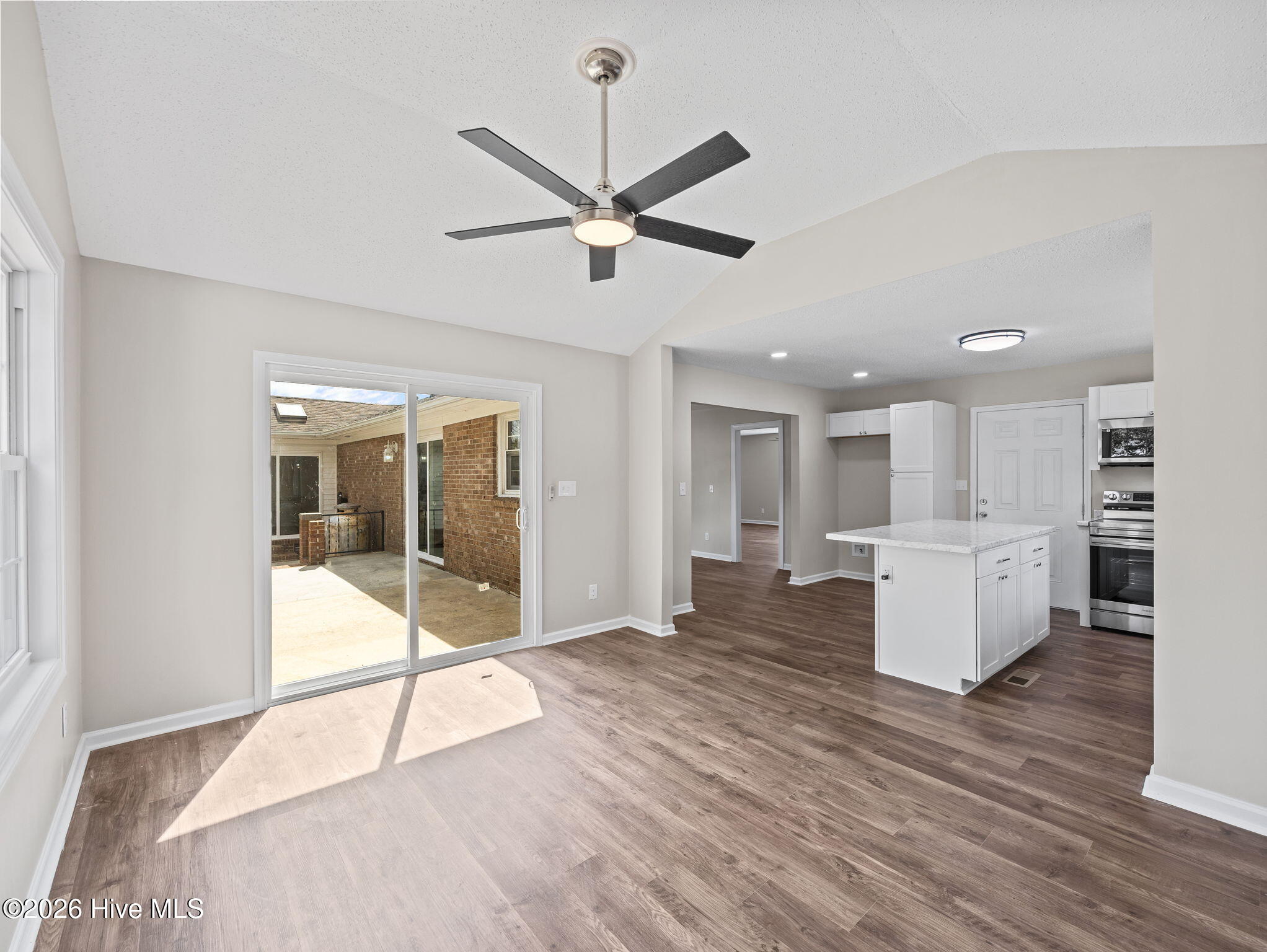 100564387 | Photo 20