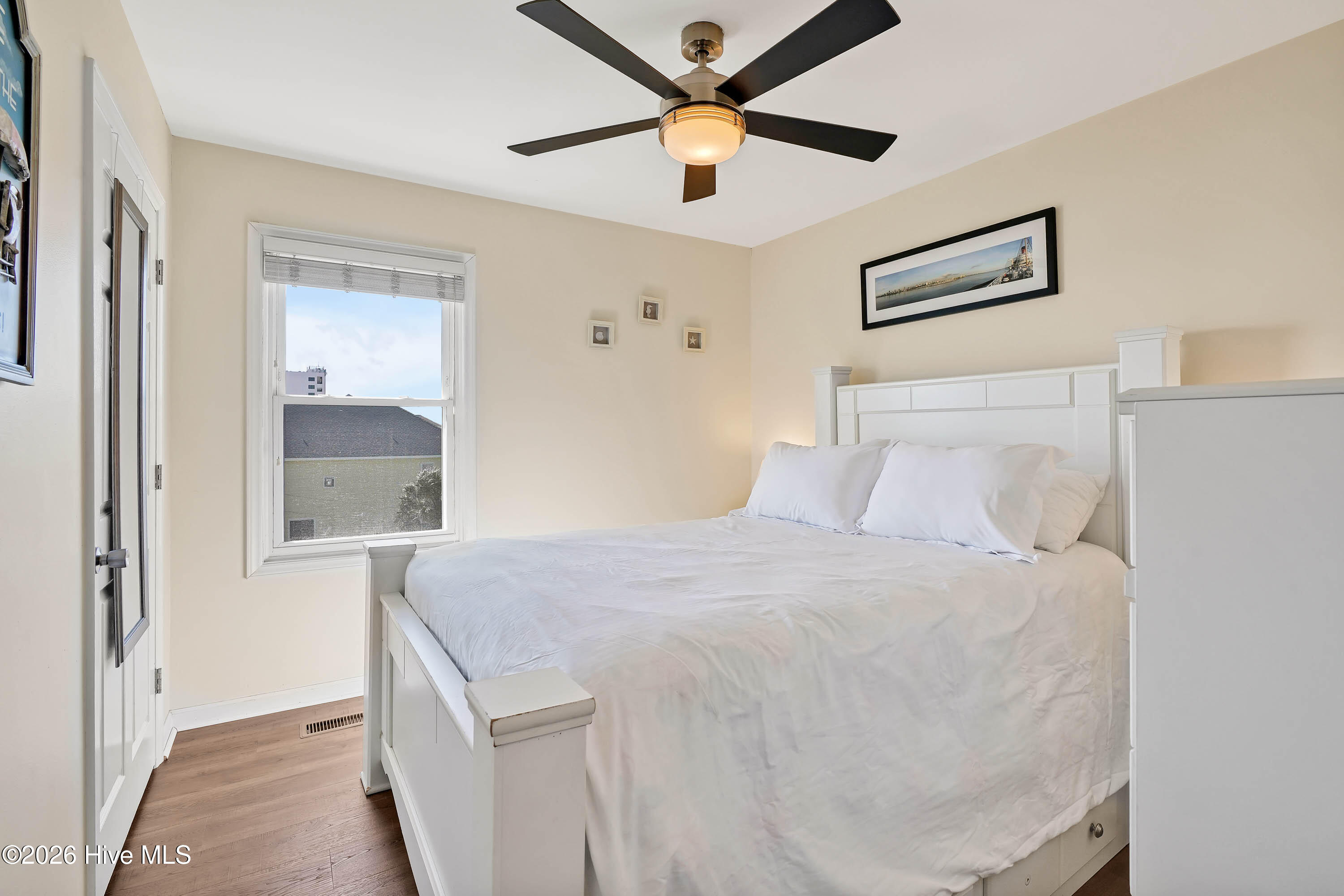 100565852 | Photo 18