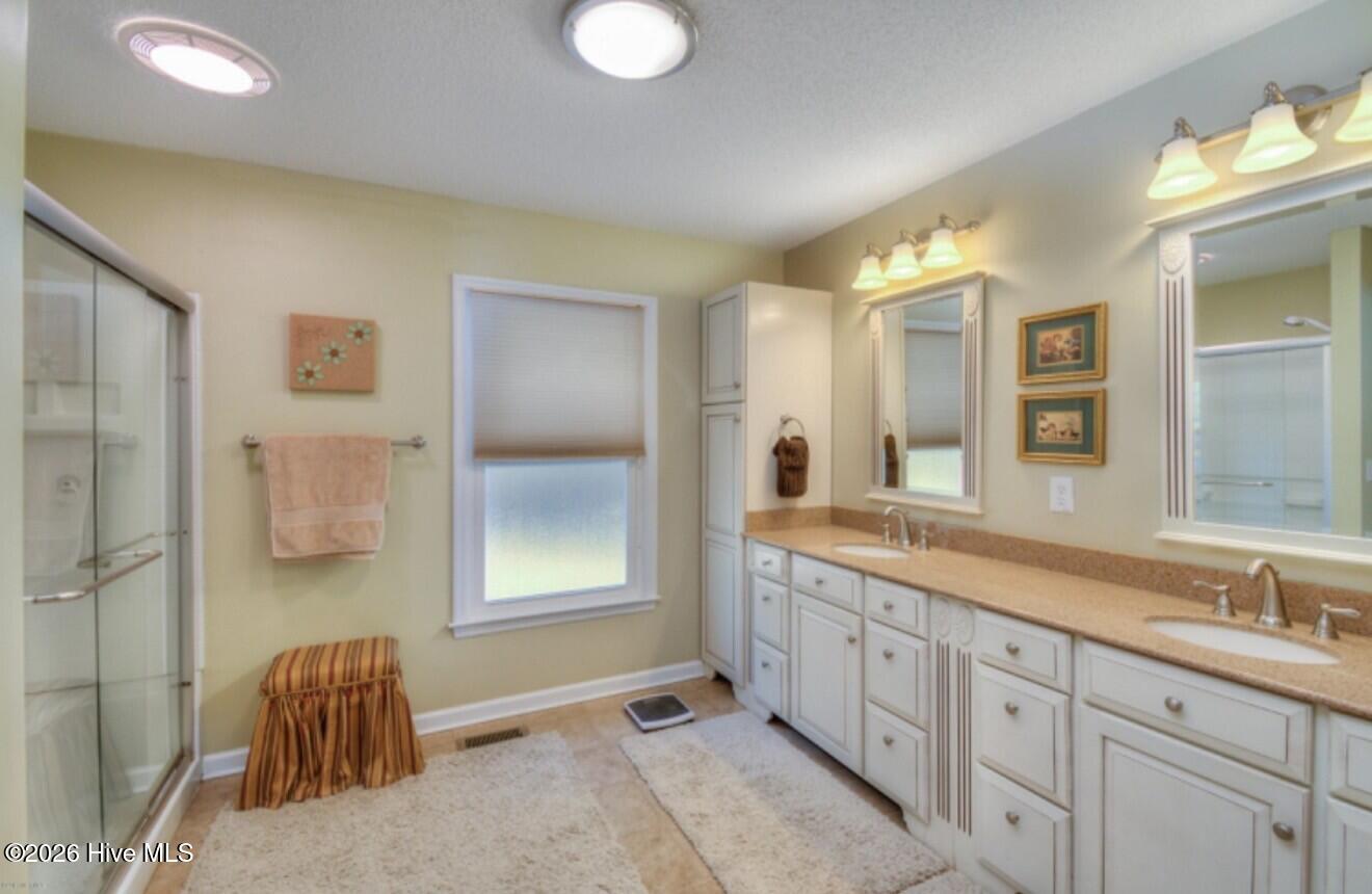 100588854 | Photo 3