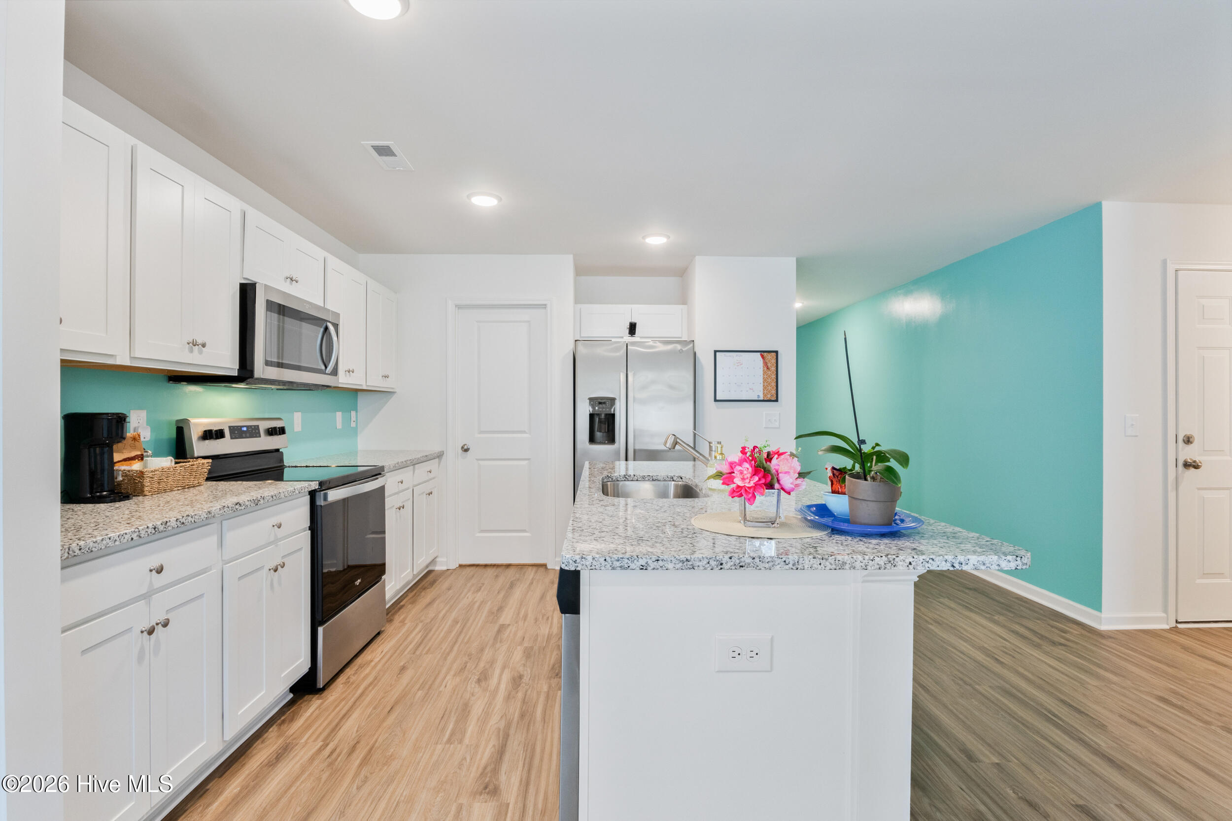 100549319 | Photo 17