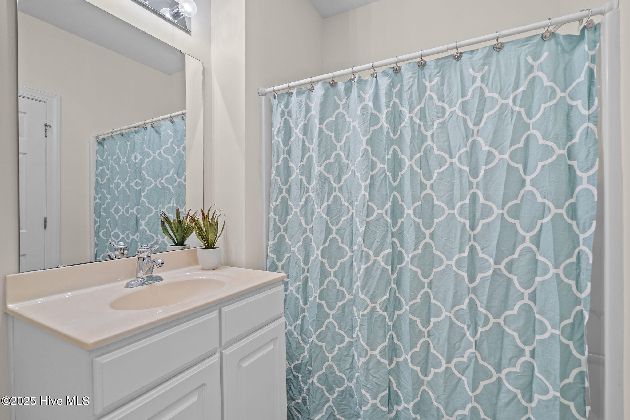 100521738 | Photo 30