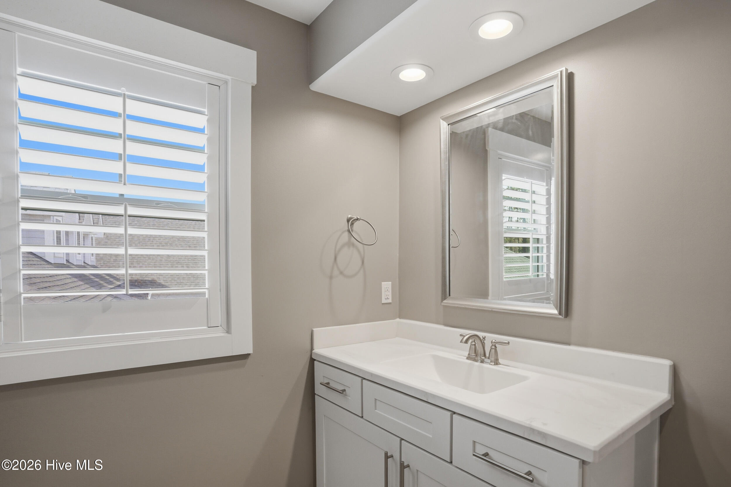 100561233 | Photo 40