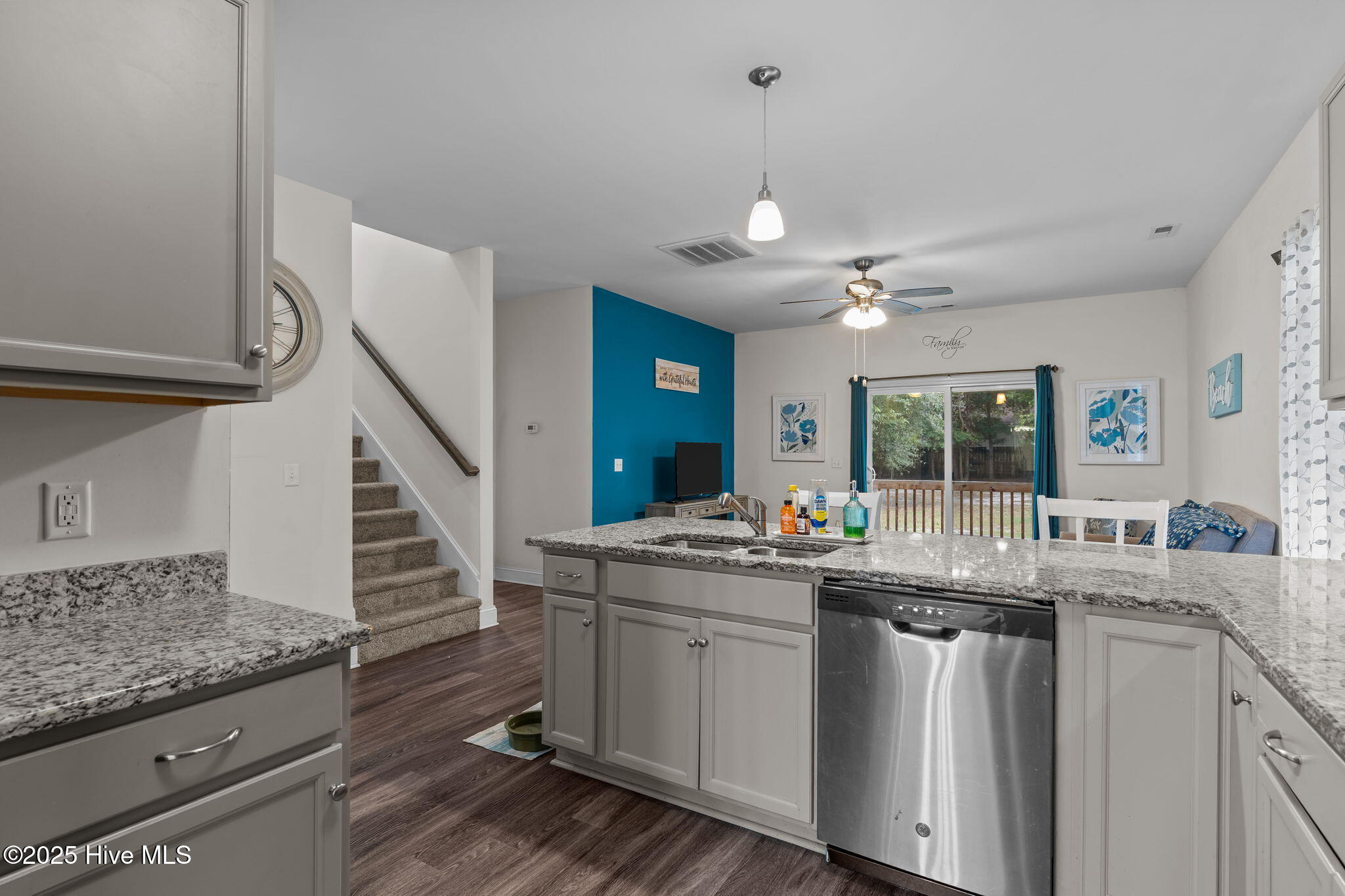 100537079 | Photo 16