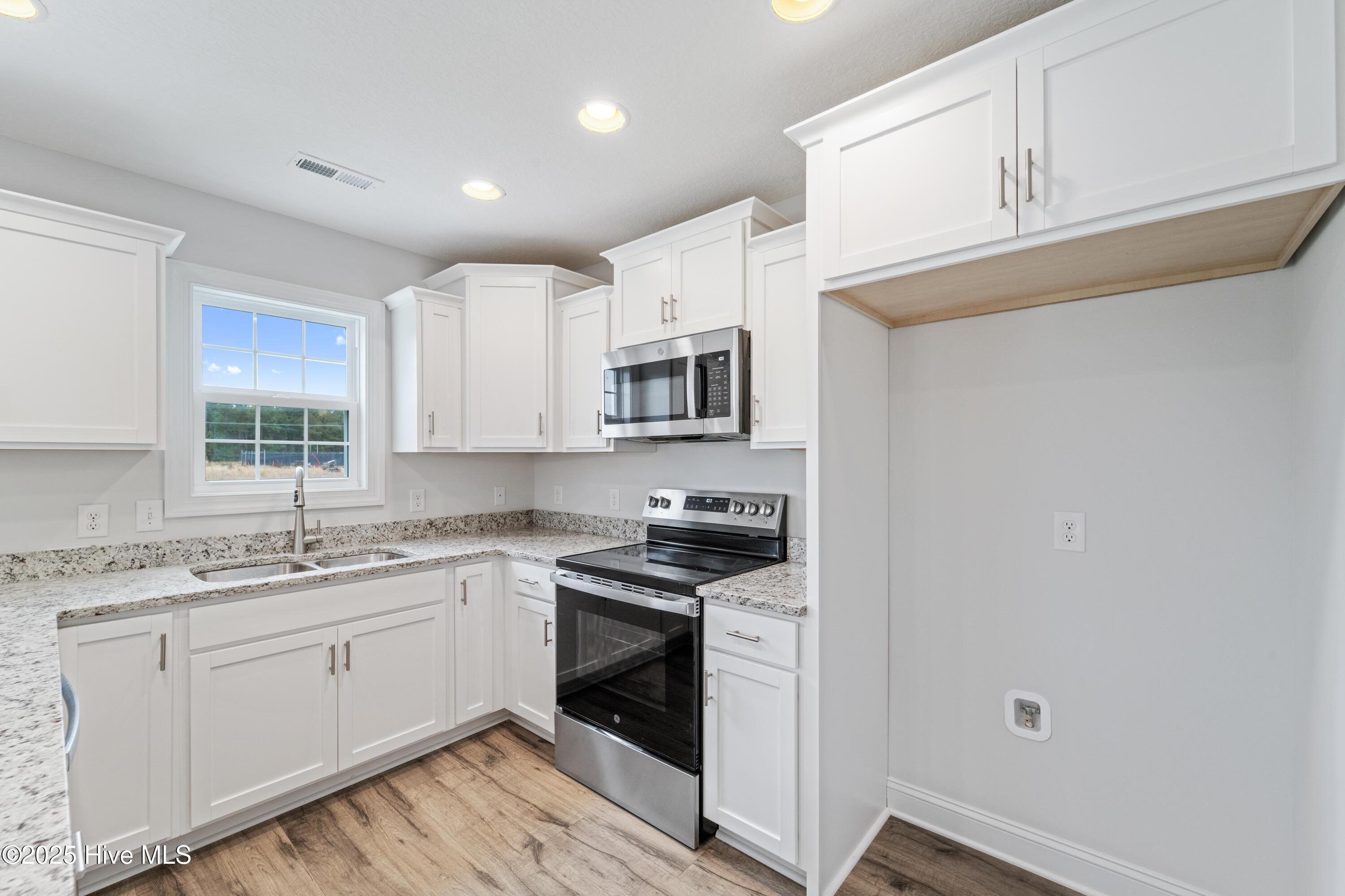 100502938 | Photo 11