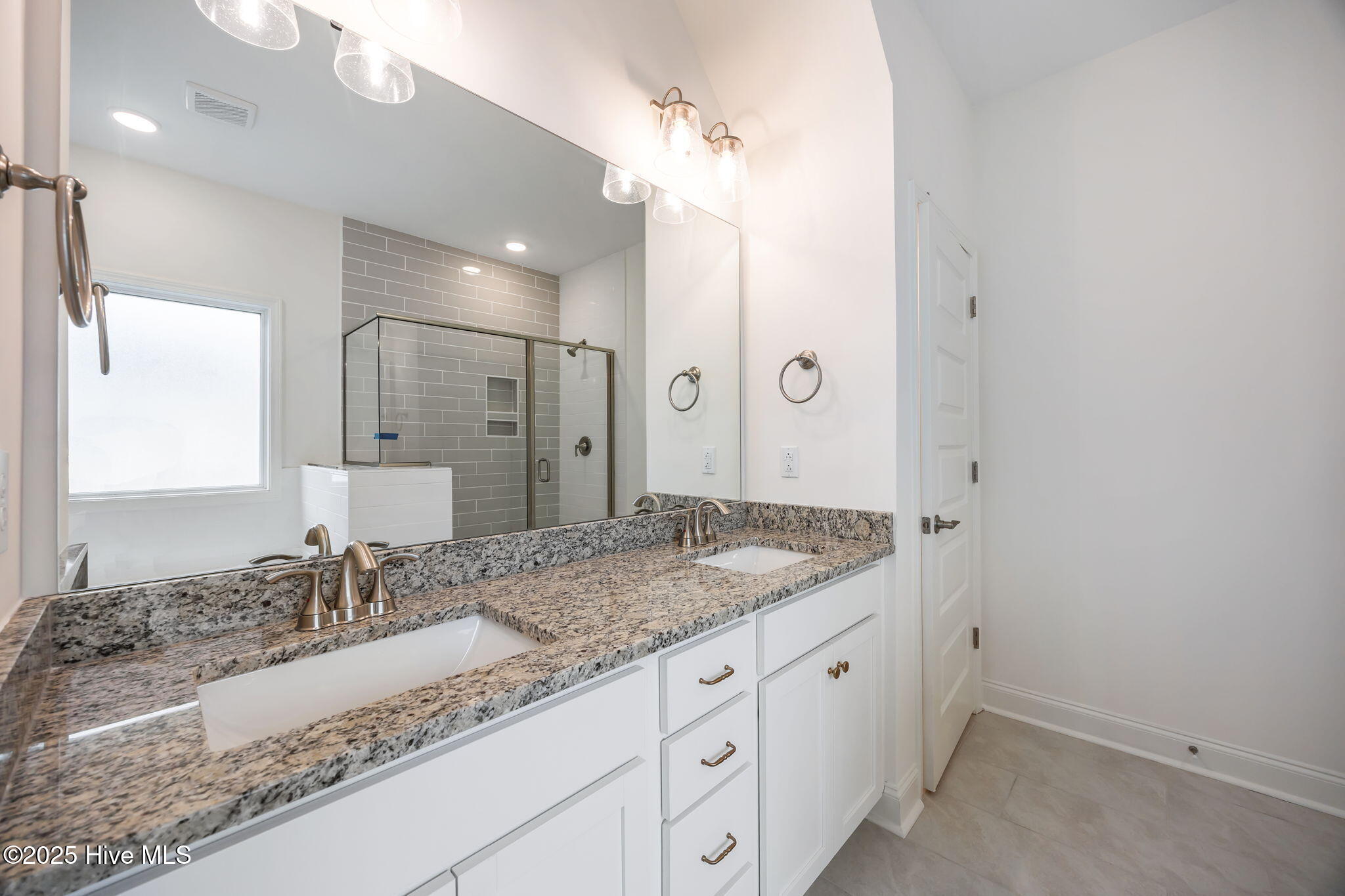 100528591 | Photo 12