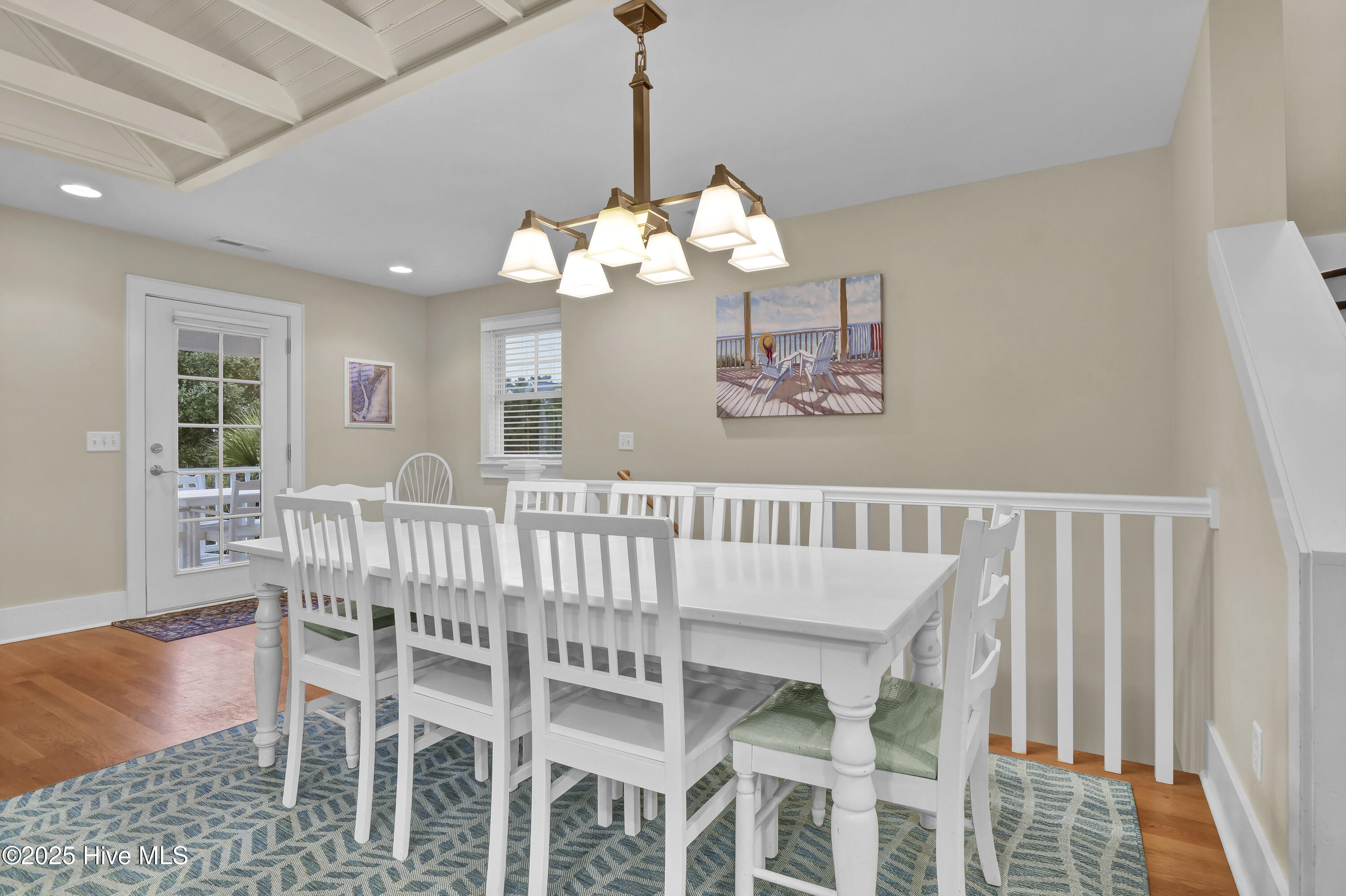 100525301 | Photo 22